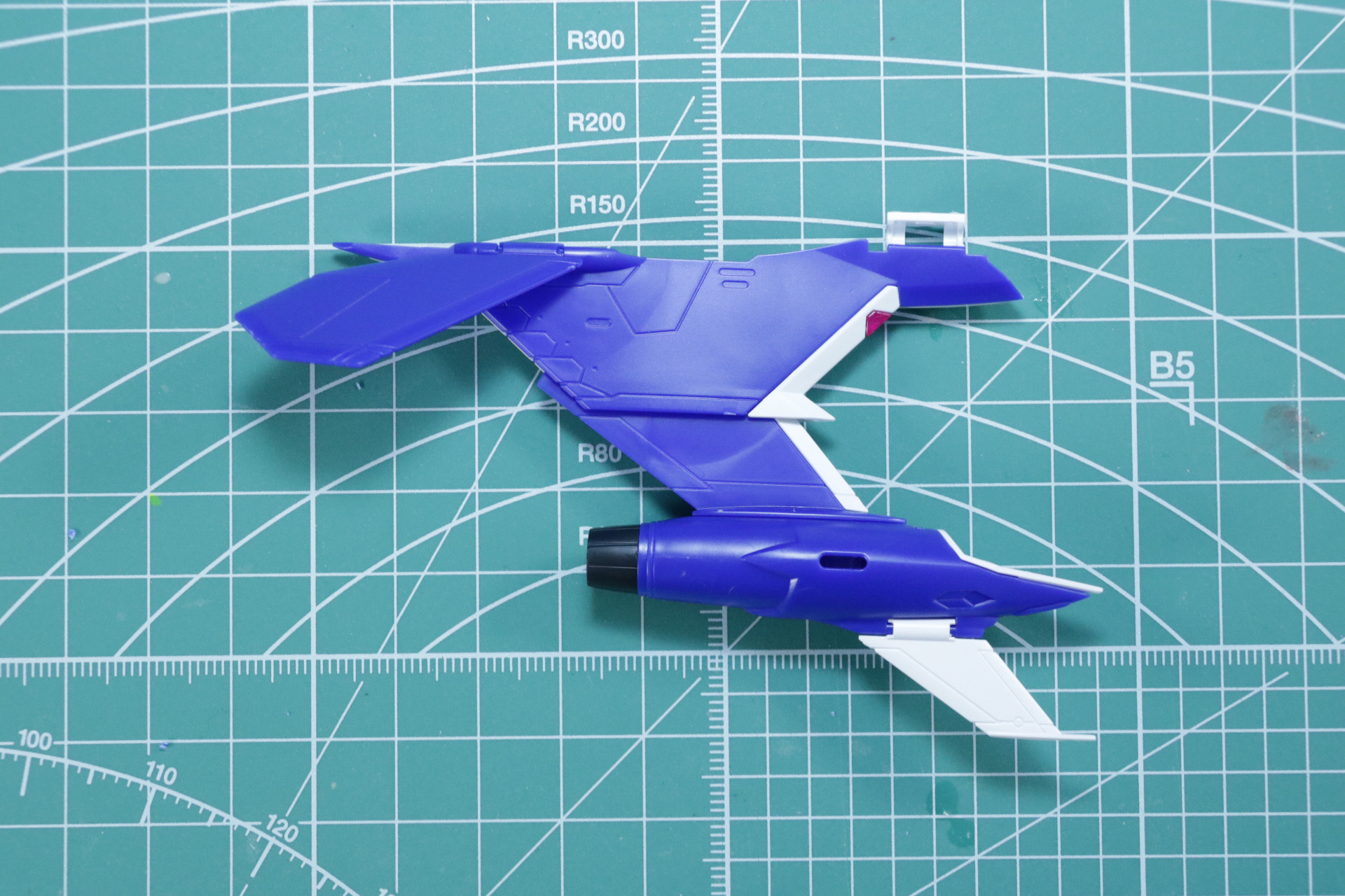 マックスが所属する「ケイオス」のマーキングや外縁部分などはマーキングシールで再現されている