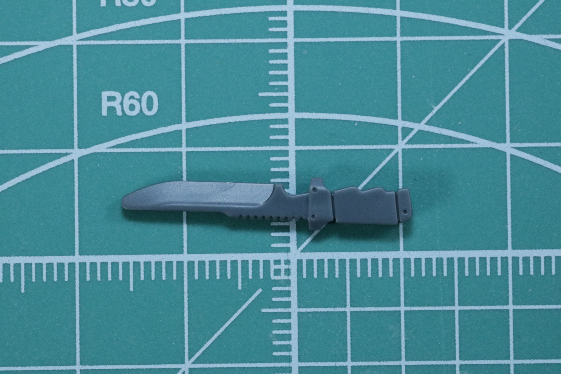 アサルトナイフはシールド内側の収納スペースに入れることができる