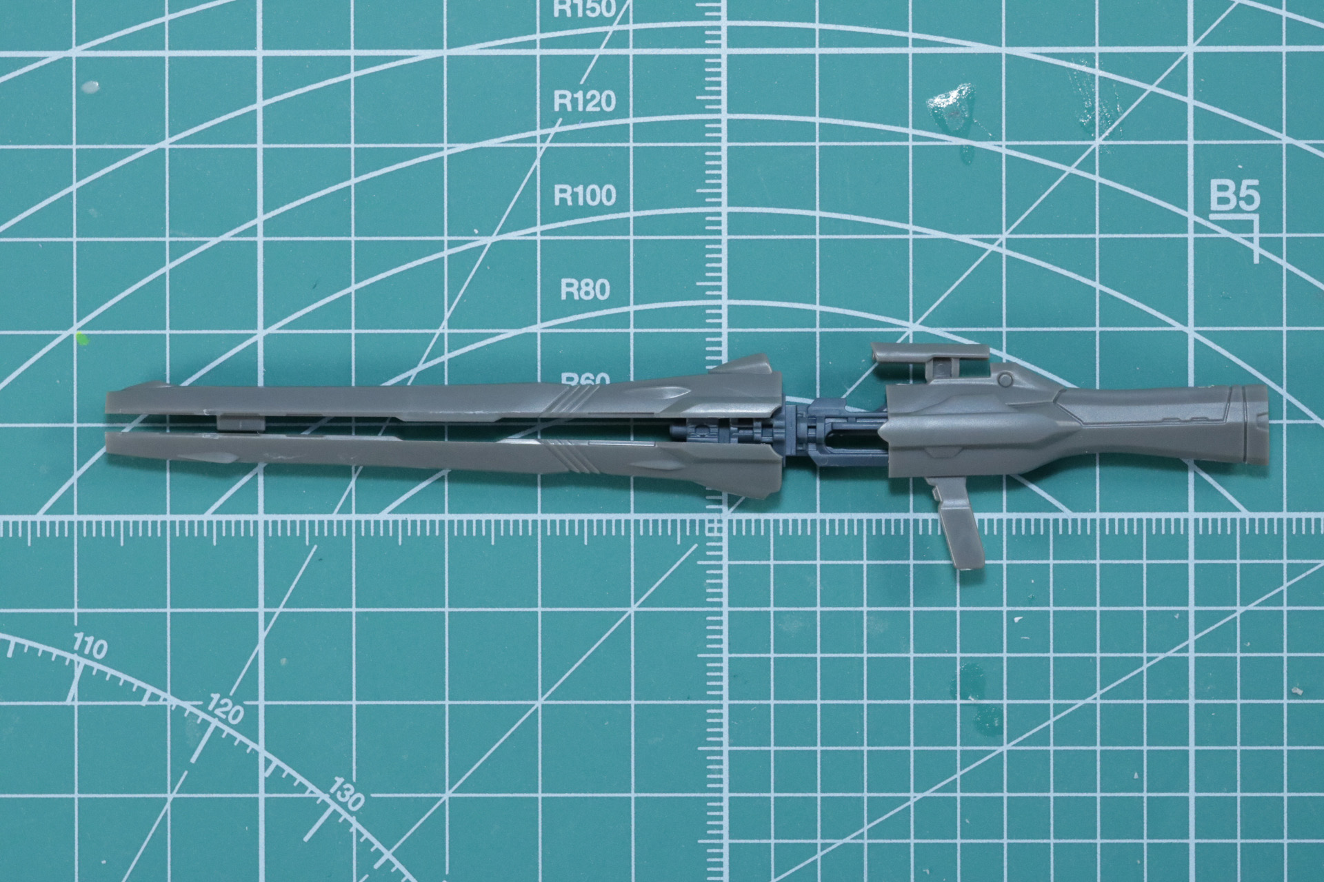 重粒子ビーム砲時は銃身が伸長、展開する形状をパーツ位置を変更して再現