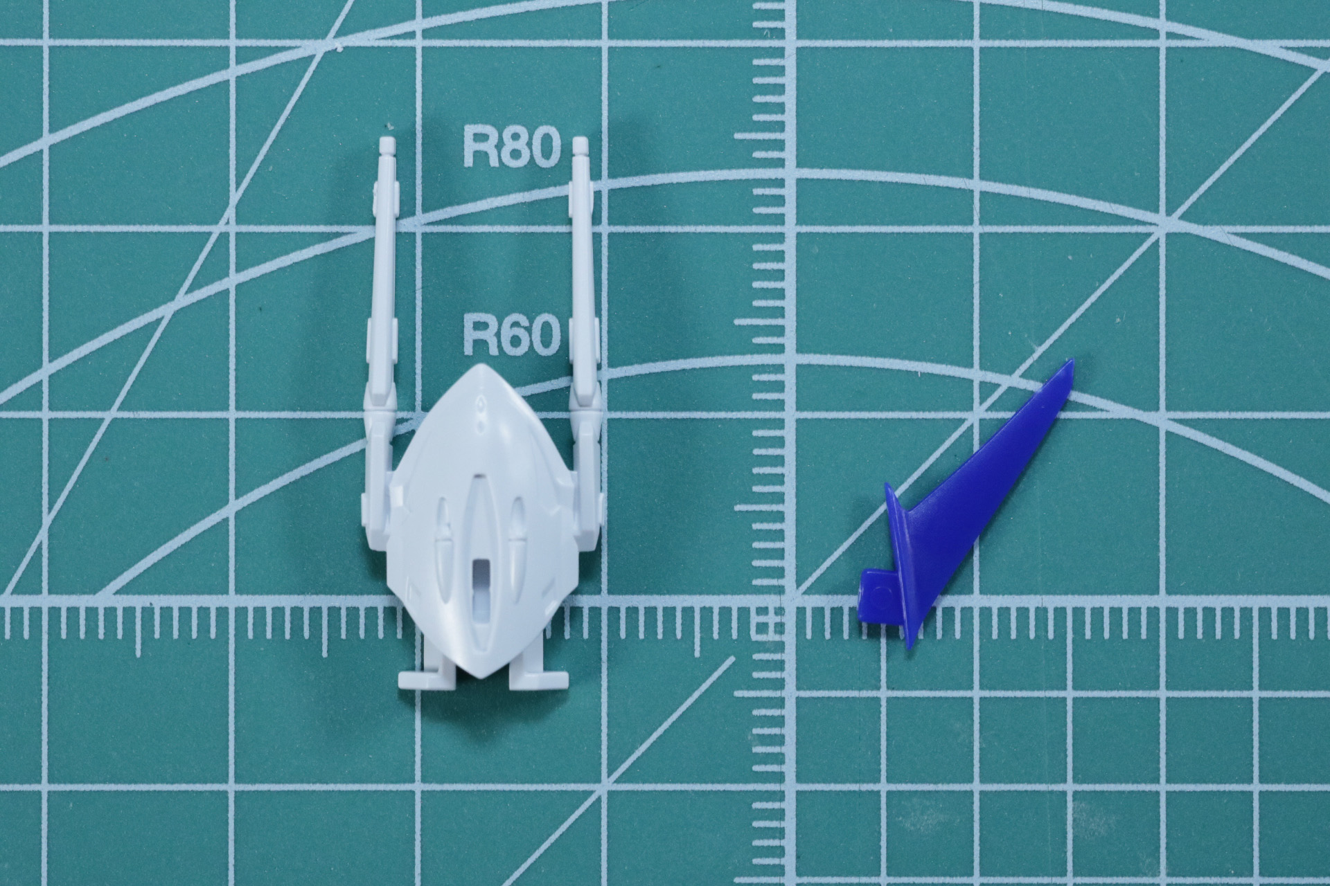 収納状態の頭部は簡略化された頭部にアンテナパーツを付ける