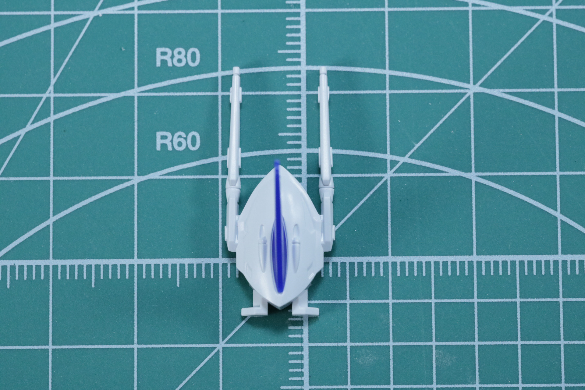 収納状態の頭部は簡略化された頭部にアンテナパーツを付ける
