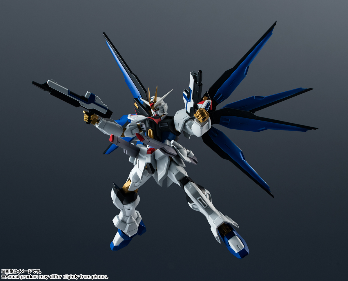 左右腰のクスィフィアス3レール砲を展開する事ができ、背面4枚のウィングパーツは上下左右に可動し展開時の状態を表現できる