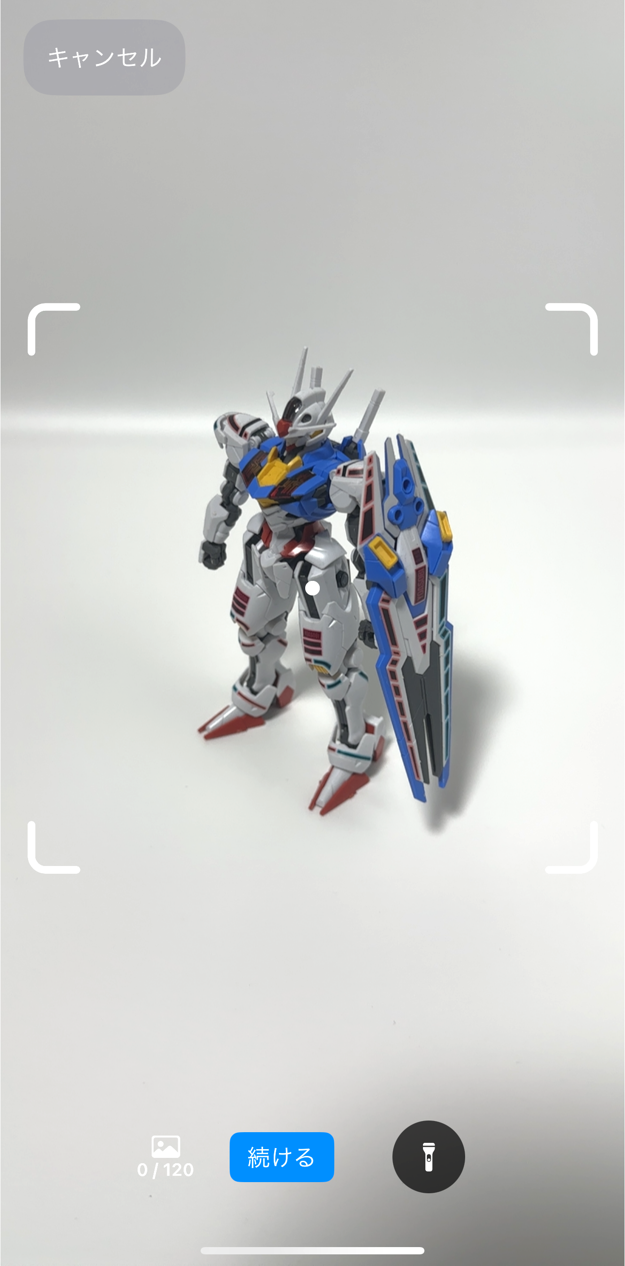 作成するとカメラが起動。四角い枠の中にガンダムエアリアルを収めて「続ける」を押す
