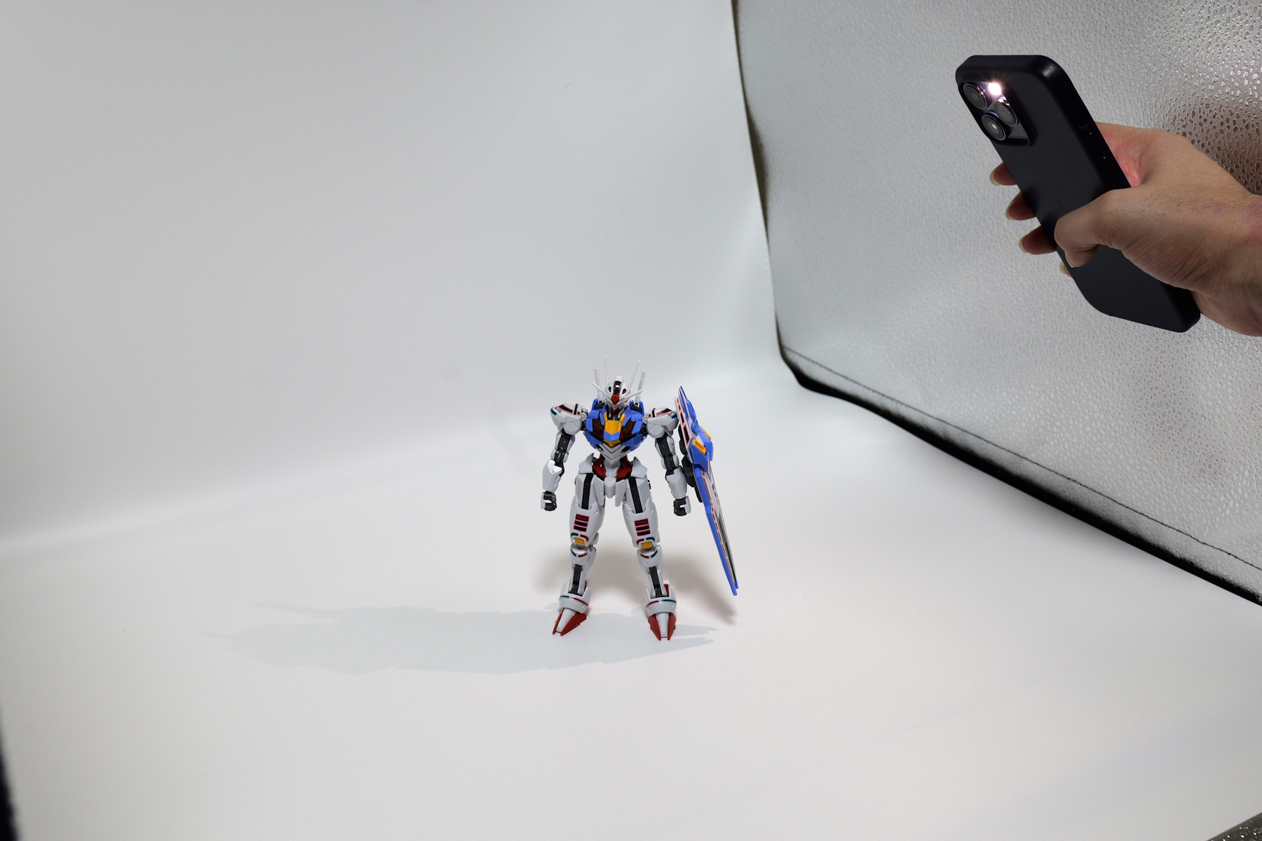 必要に応じてLEDライトも発光できる。今回は撮影ボックスを使用したが、スペースが狭いのでブラインド操作が必要になったのが悔やまれる