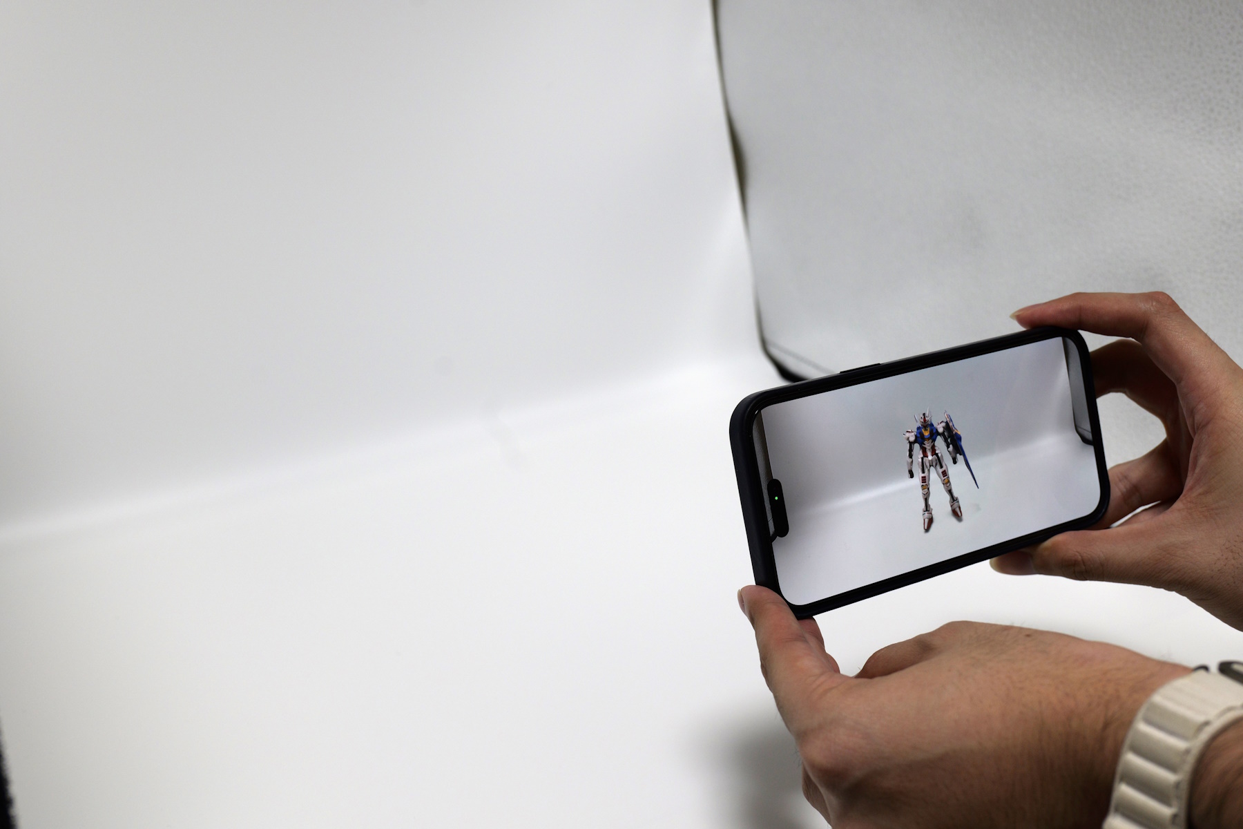 3Dモデル撮影中の様子。傍から見ると“虚無を撮っている”と思われそうだ