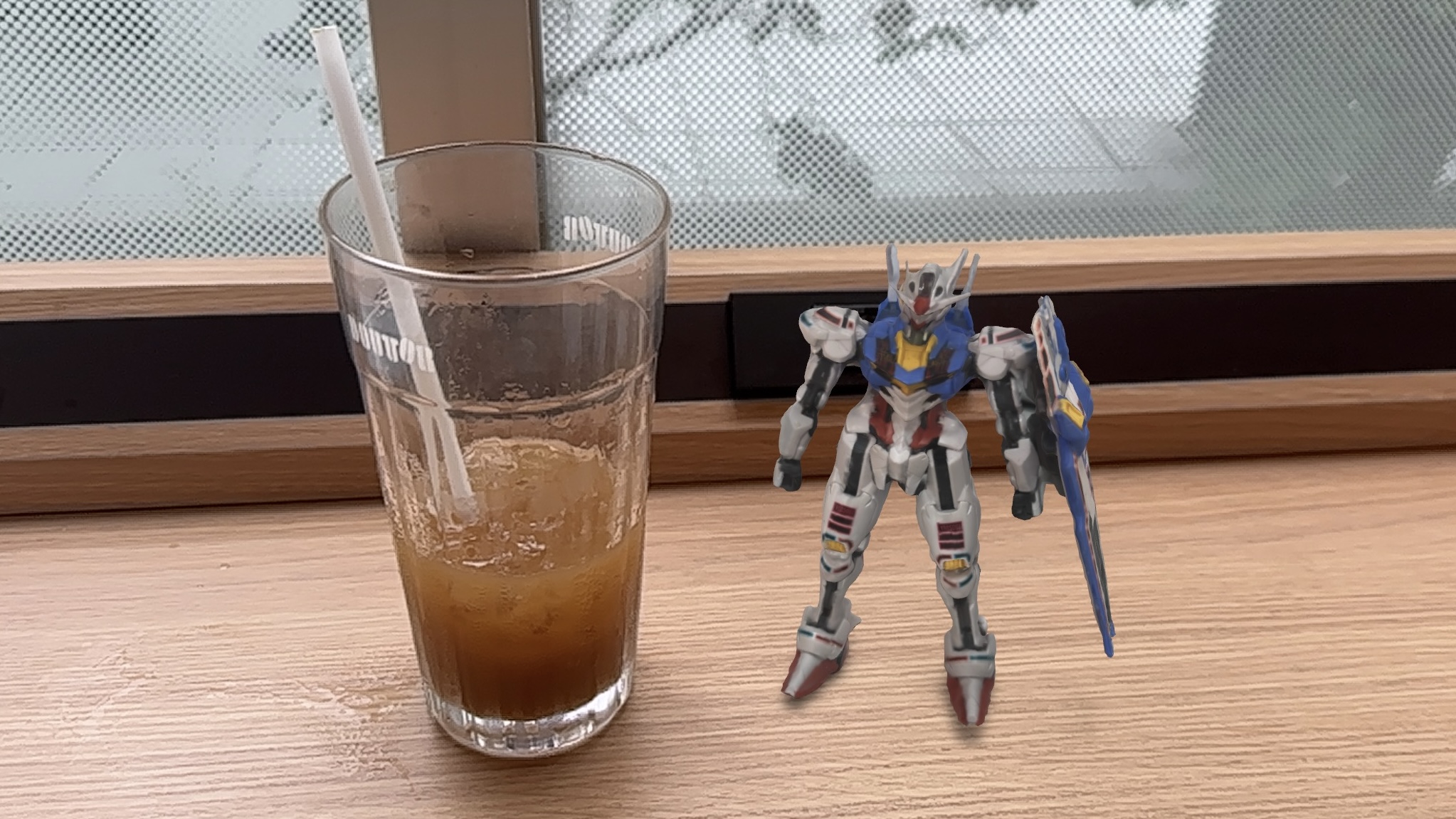 アイスコーヒーとガンダムエアリアル（HG 1/144 ガンダムエアリアル）