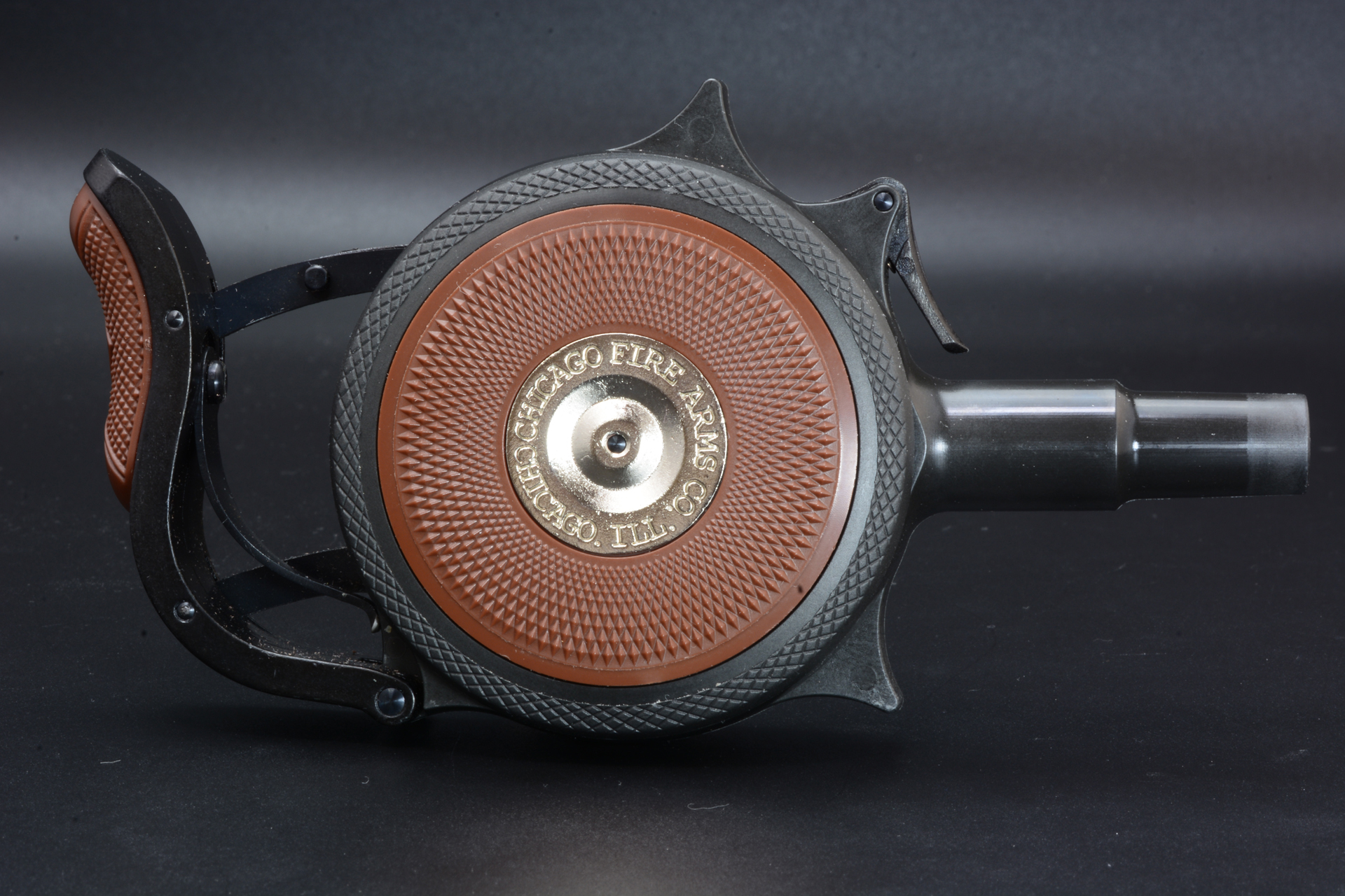 「プロテクター パームピストル」はユニークな形をした銃だ。手の中に握り込むことでトリガーが作動し弾丸が発射するという射撃方法も独創的。19世紀後半は様々なデザインのリボルバー拳銃が生まれ、色々な機構が試されたが、その中でも特異な設計と言えるだろう