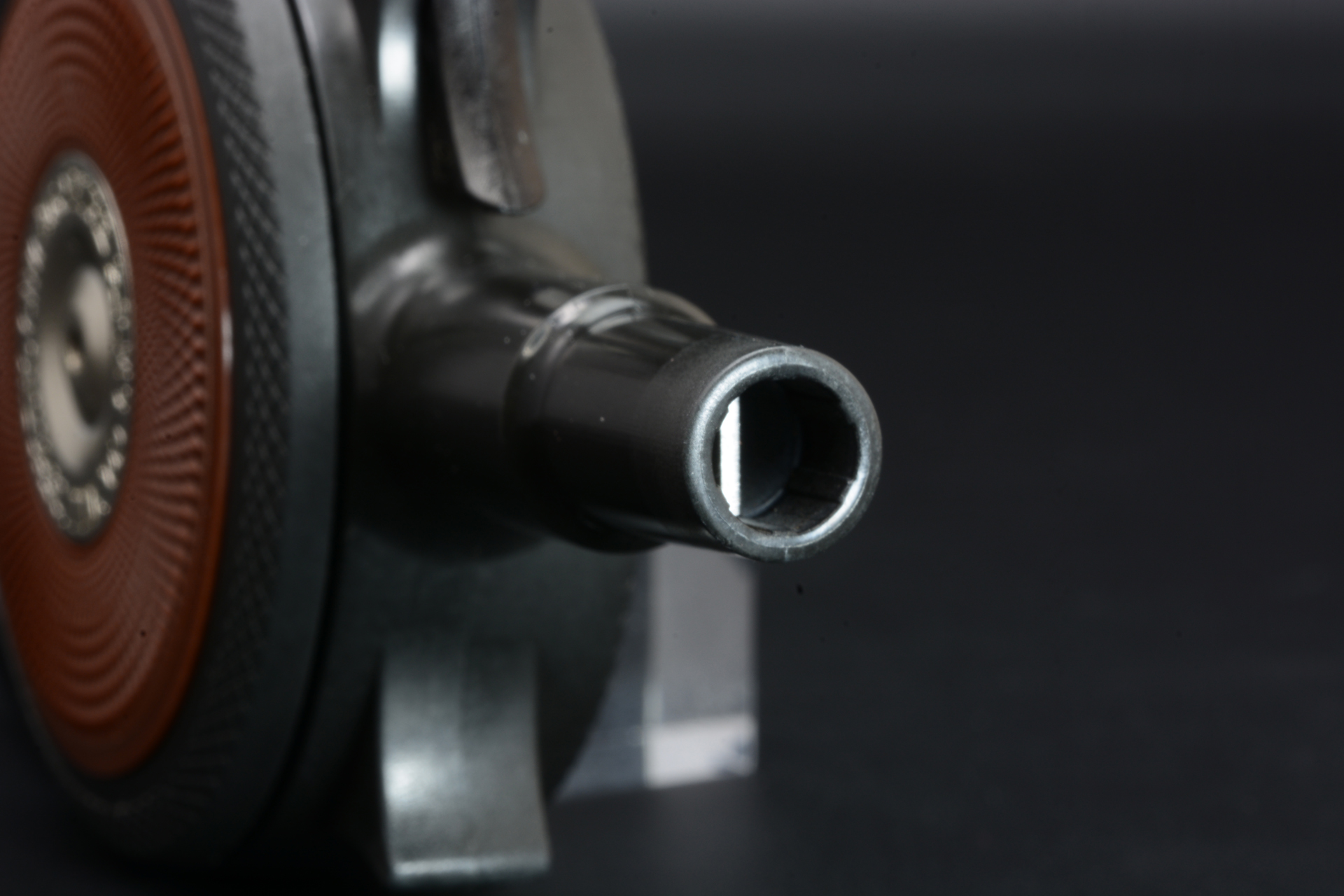 黒光りする銃身。銃口からはインサートが見える