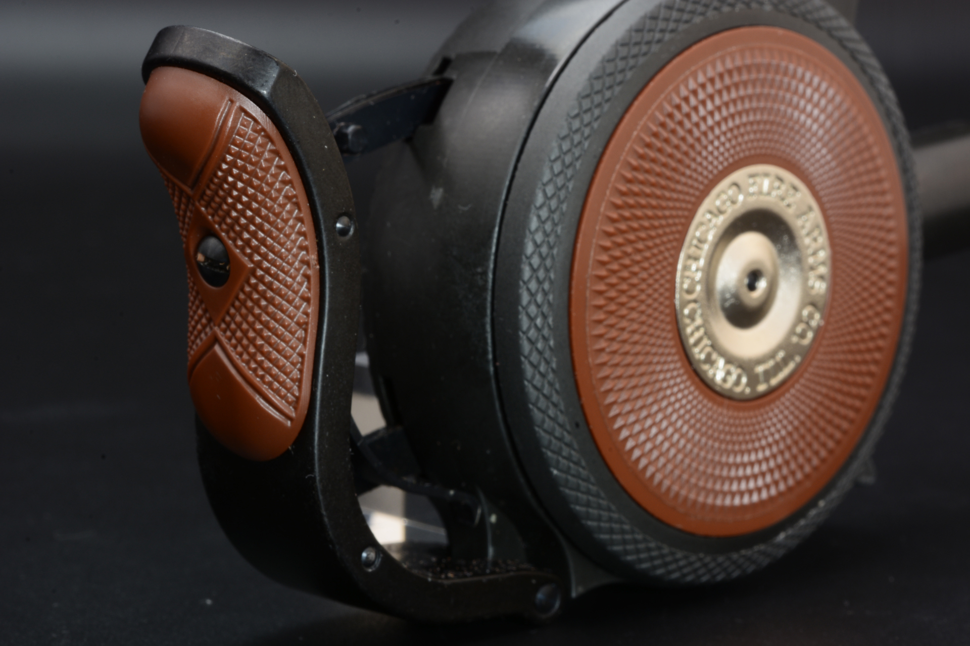 トリガーを押し込むことでハンマーが動作、弾丸が発射される