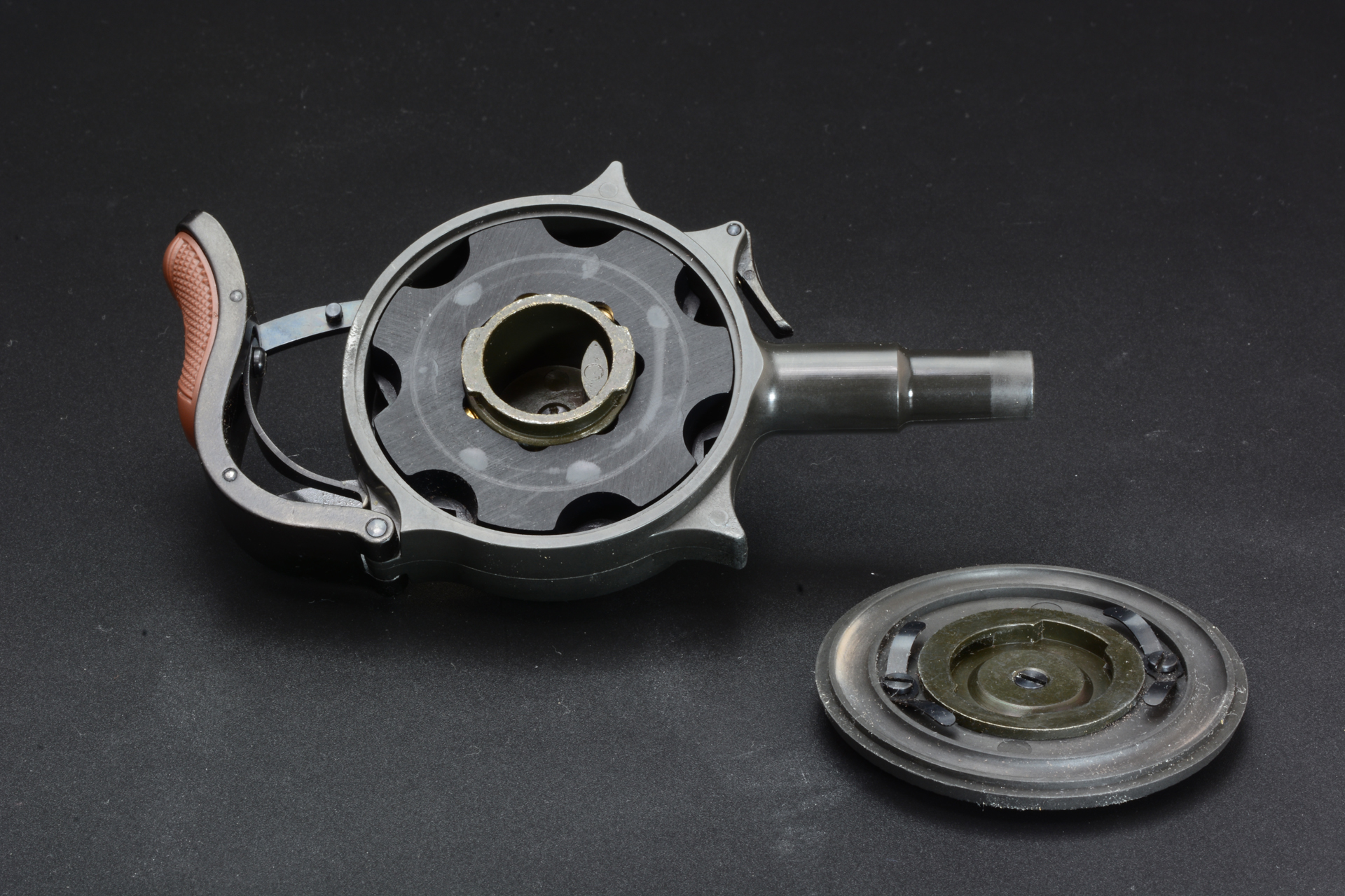 蓋は回転させることで外れる