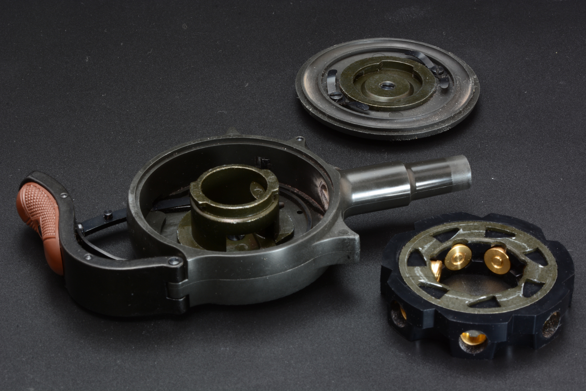 トリガーを少し押し込むことでハンマーのロックが外れ、シリンダーを取り外せる