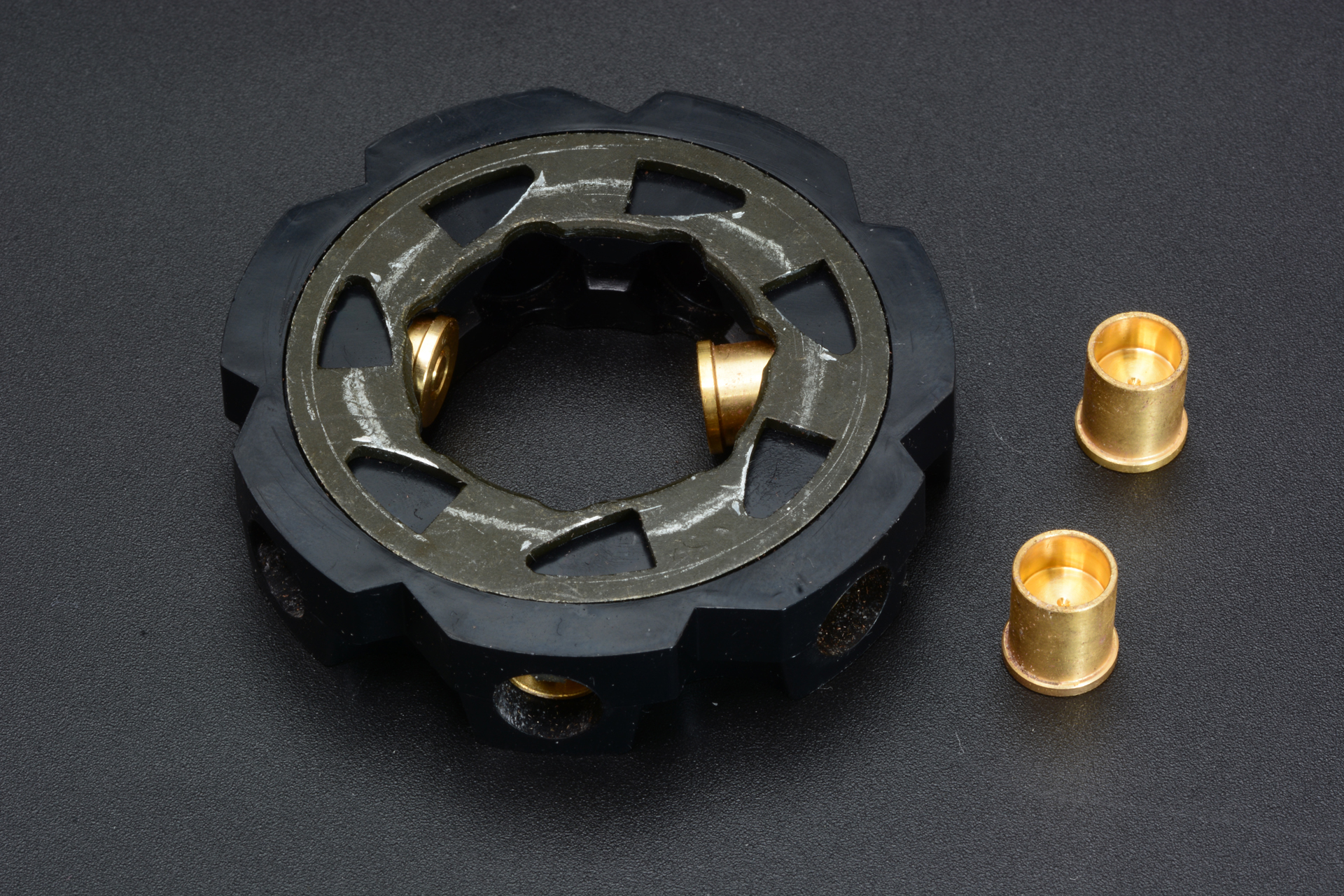 シリンダーには7発のカートリッジを収納可能。中央部分から外側に向かって挿入する