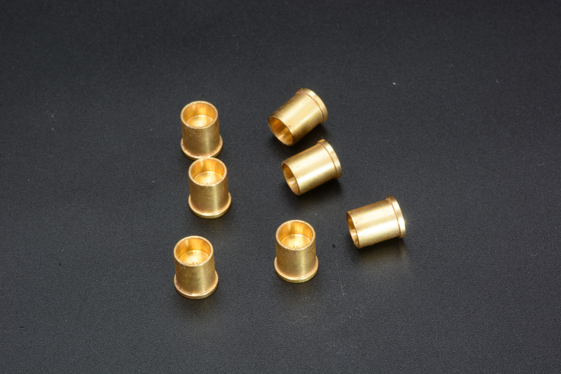 カートリッジ。尾部には発射薬のディテールが入っている