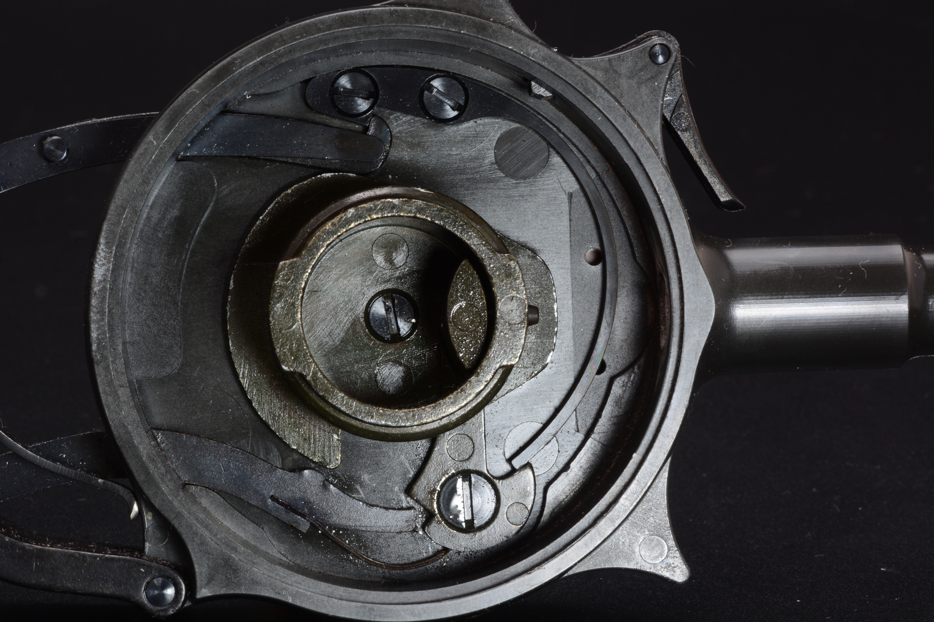 薄い金属板で作られた内部機構で、ハンマーの作動や、シリンダーの回転を行う。懐中時計を思わせるメカニズムだ。モデルガンで苦労したポイントの1つとのこと