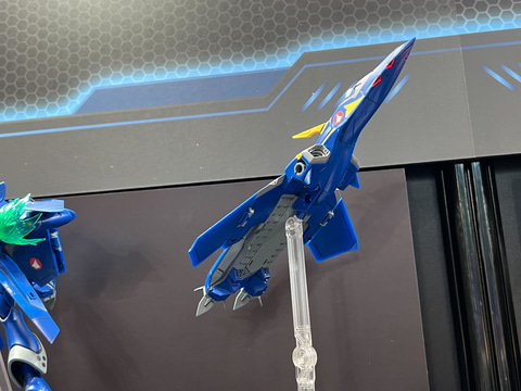 マクロスプラス」よりプラモデル「HG 1/100 YF-21」完成見本が展示中