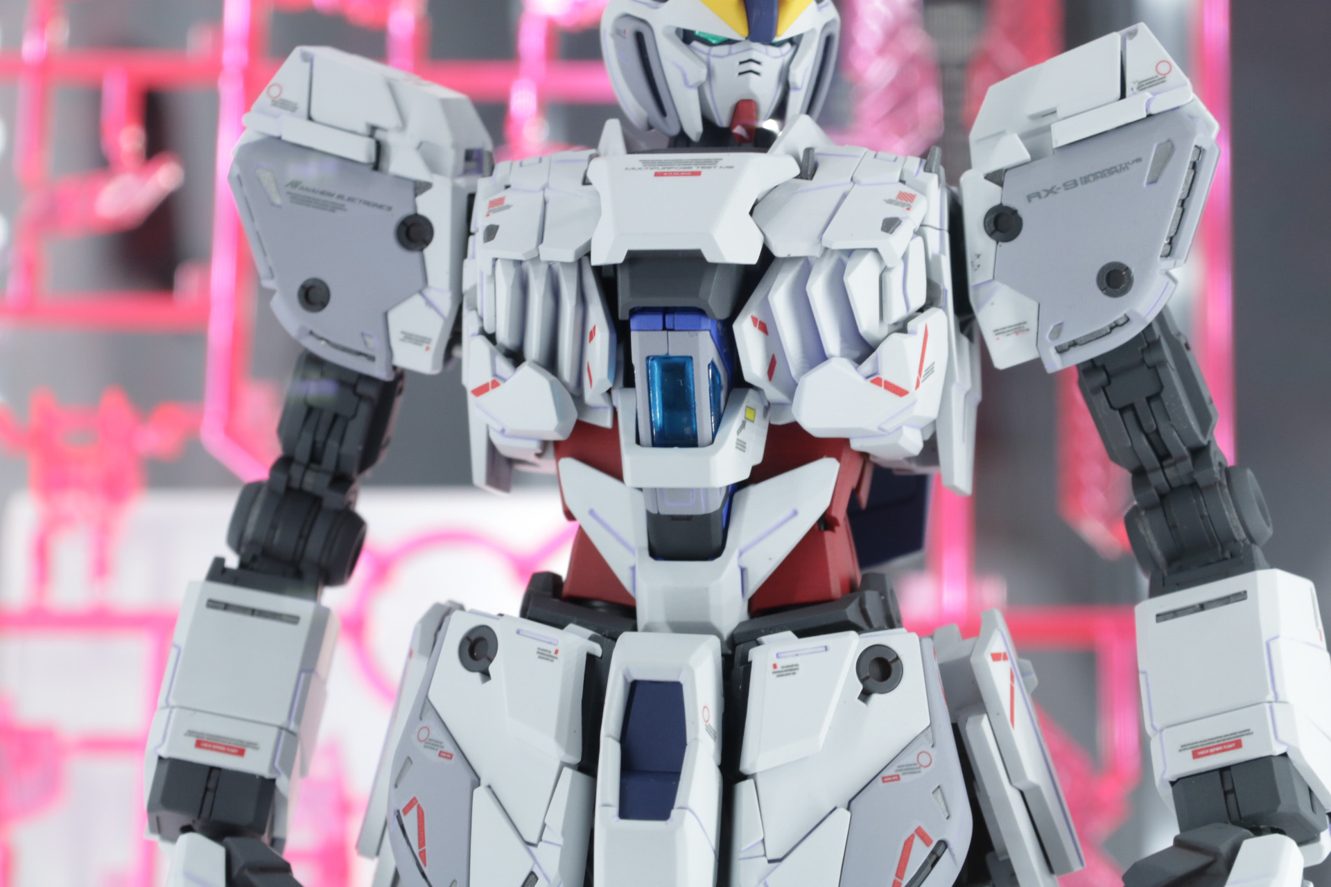 ナラティブガンダムの腹部からキャノピーが確認できる
