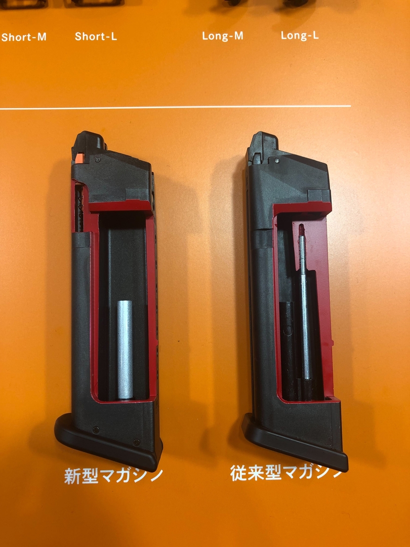会場ではポストカードの詰め合わせが配布されている