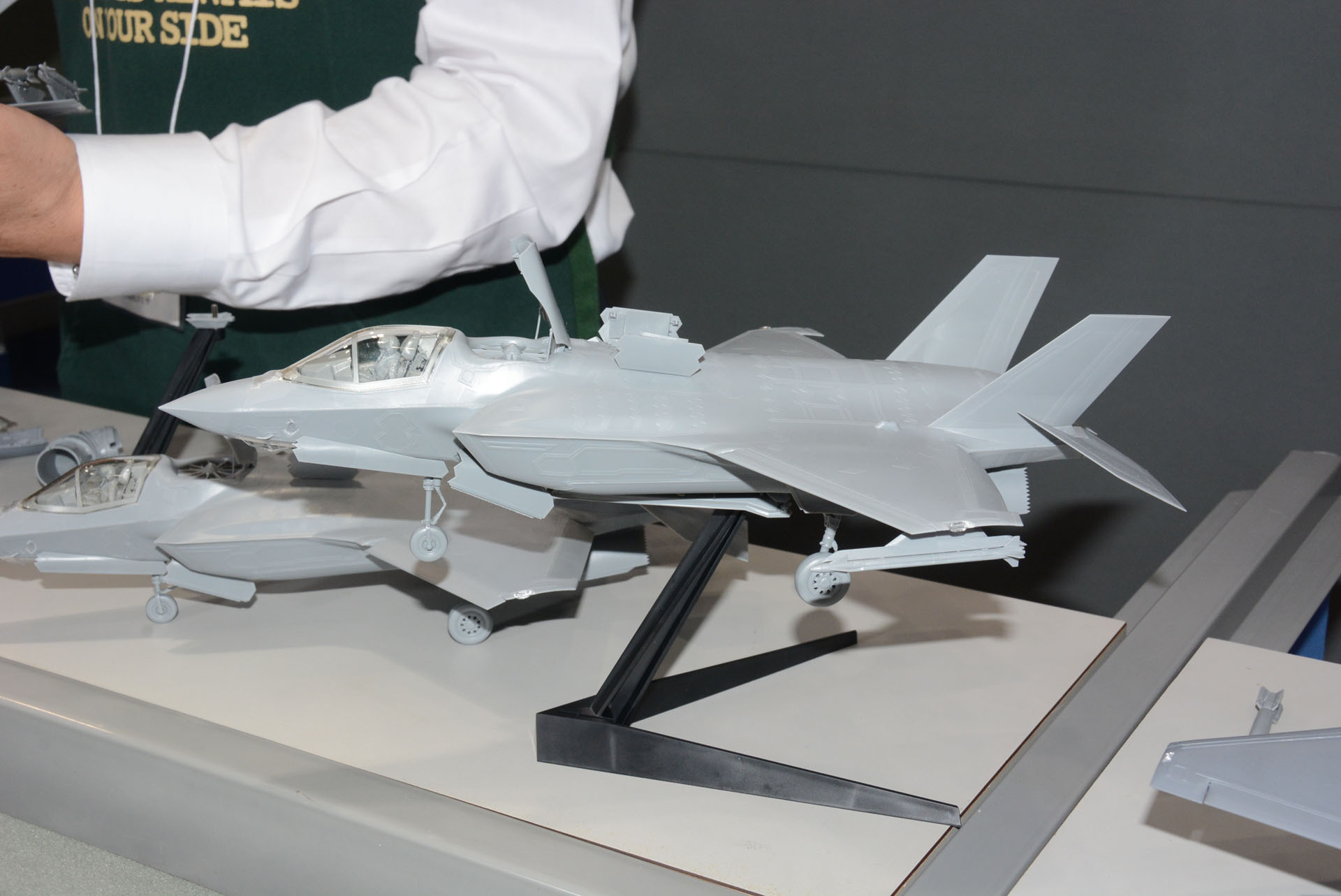 コクピット後部のハッチが開き、エンジンノズルが下を向く。F-35BはF-35Aとは全く異なる戦闘機だ