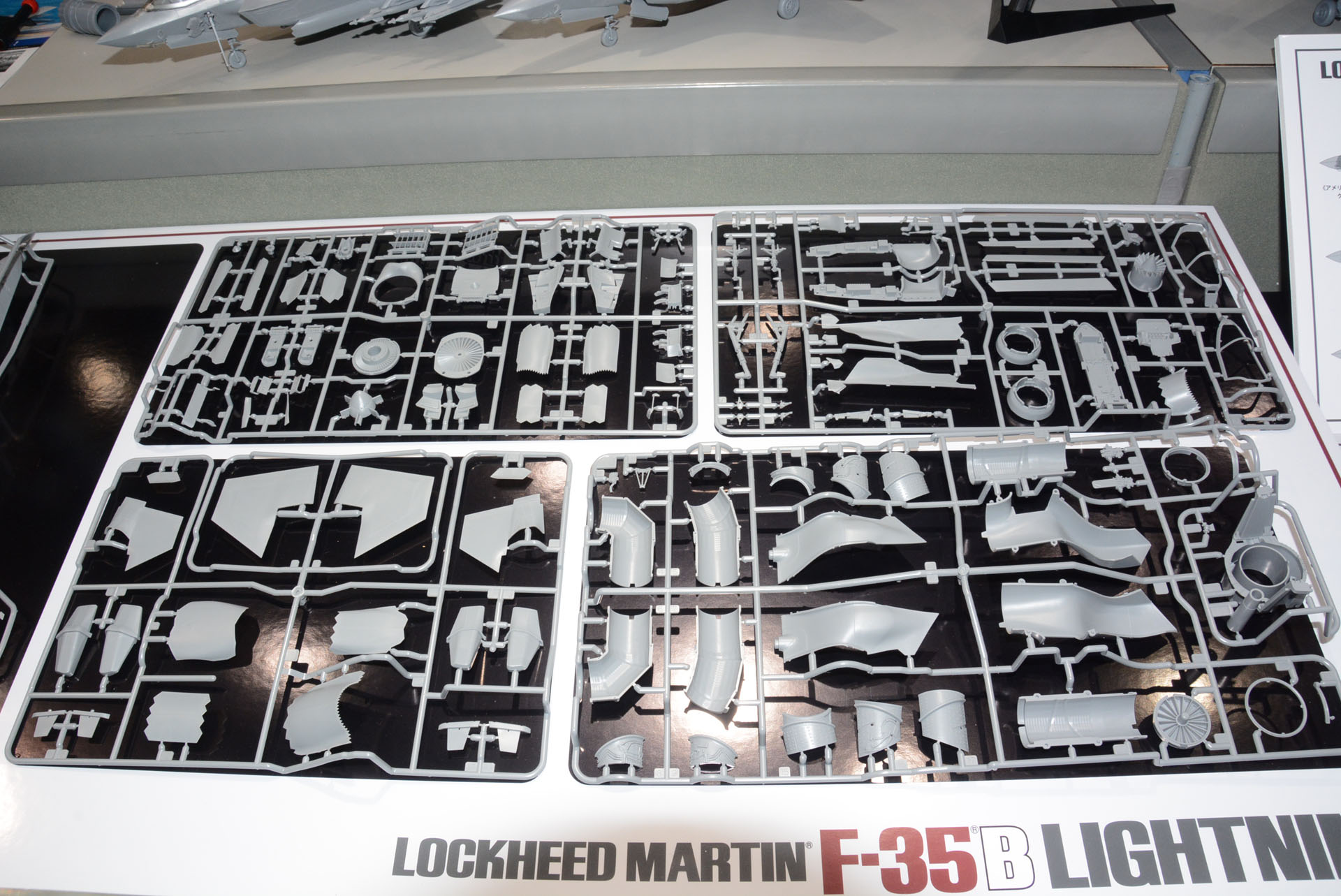 部品では背景が黒いところが新造パーツ。かなりの部品が新規設計だ