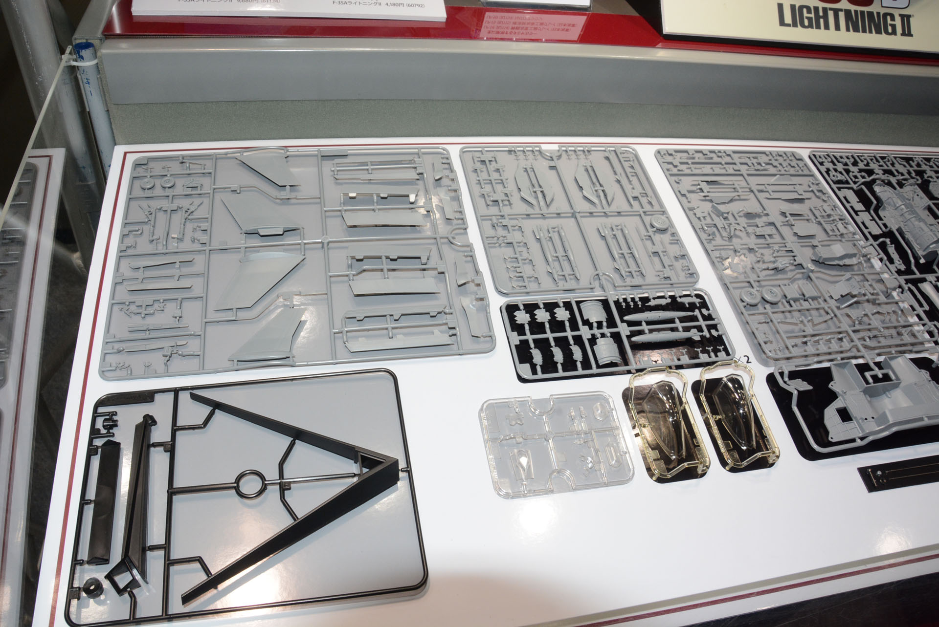 部品では背景が黒いところが新造パーツ。かなりの部品が新規設計だ