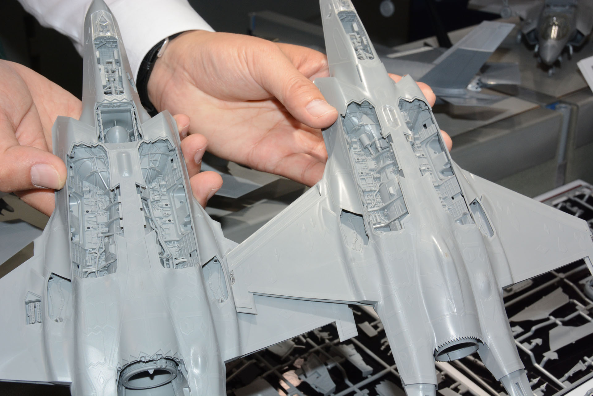 機体下部のウェポンベイ。右が35Aで左がB。Aの方が大きく、搭載兵器も変わってくる