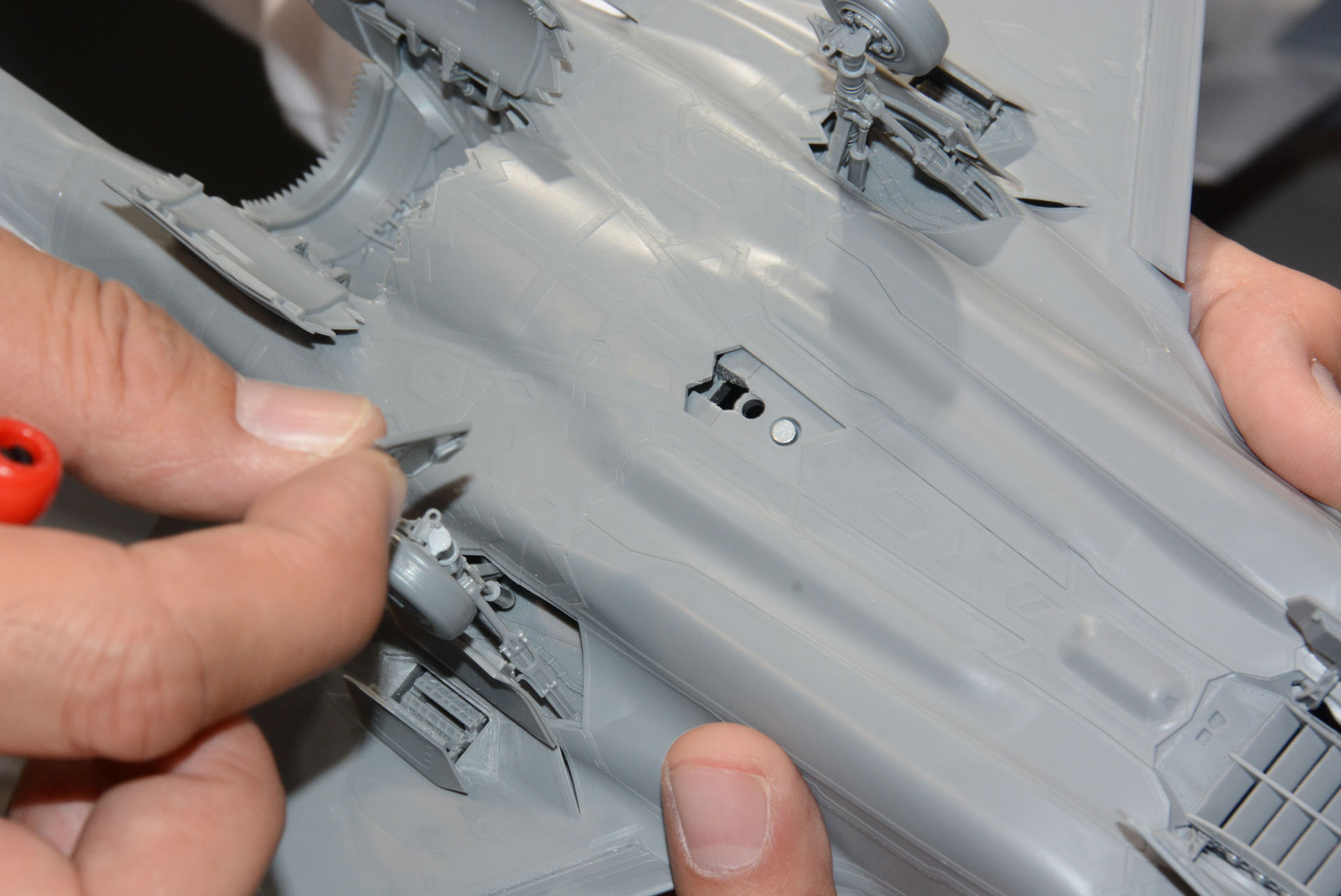 スタンド接続部は、磁石付きの蓋で隠せる