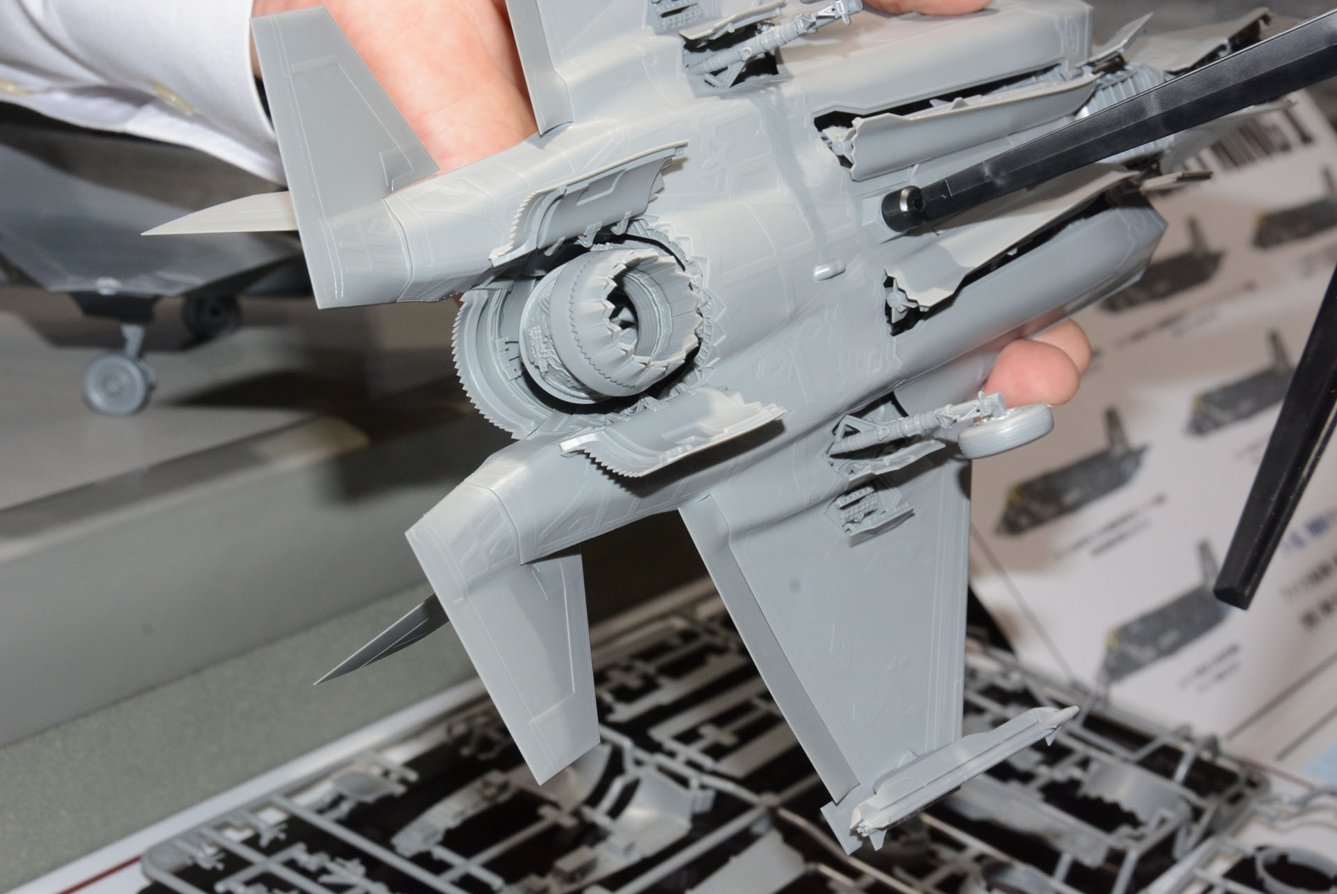 この曲がったエンジンダクトがカッコイイのだ