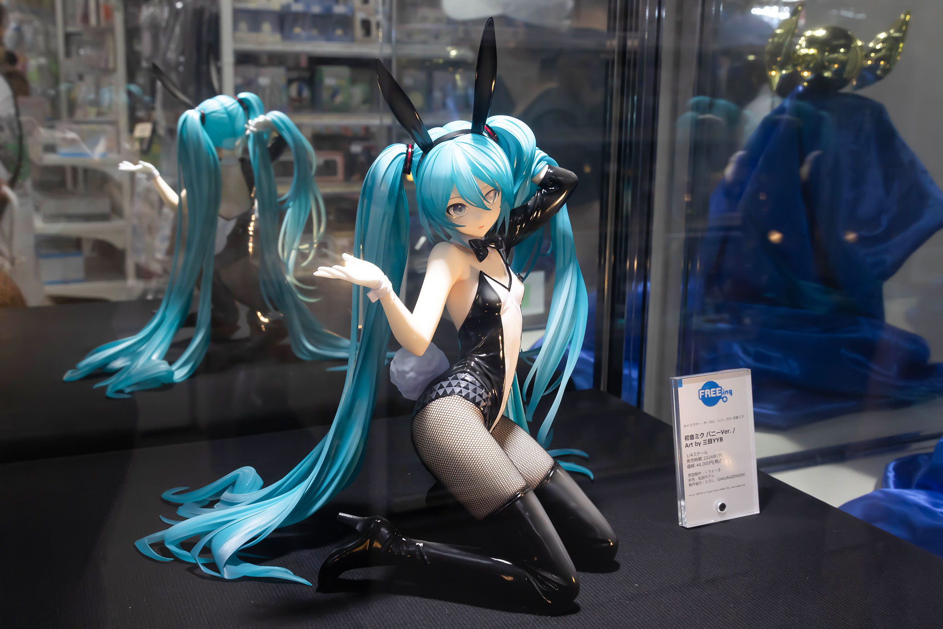 フィギュアの素材はプラスチックで、全高は約300mmだ