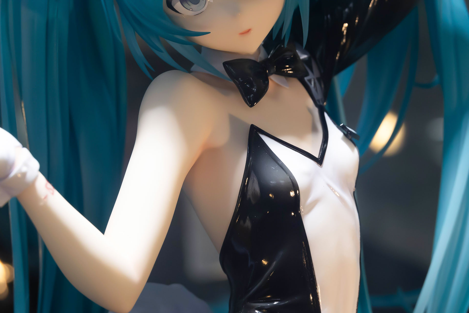 首元には黒い蝶ネクタイが付いている