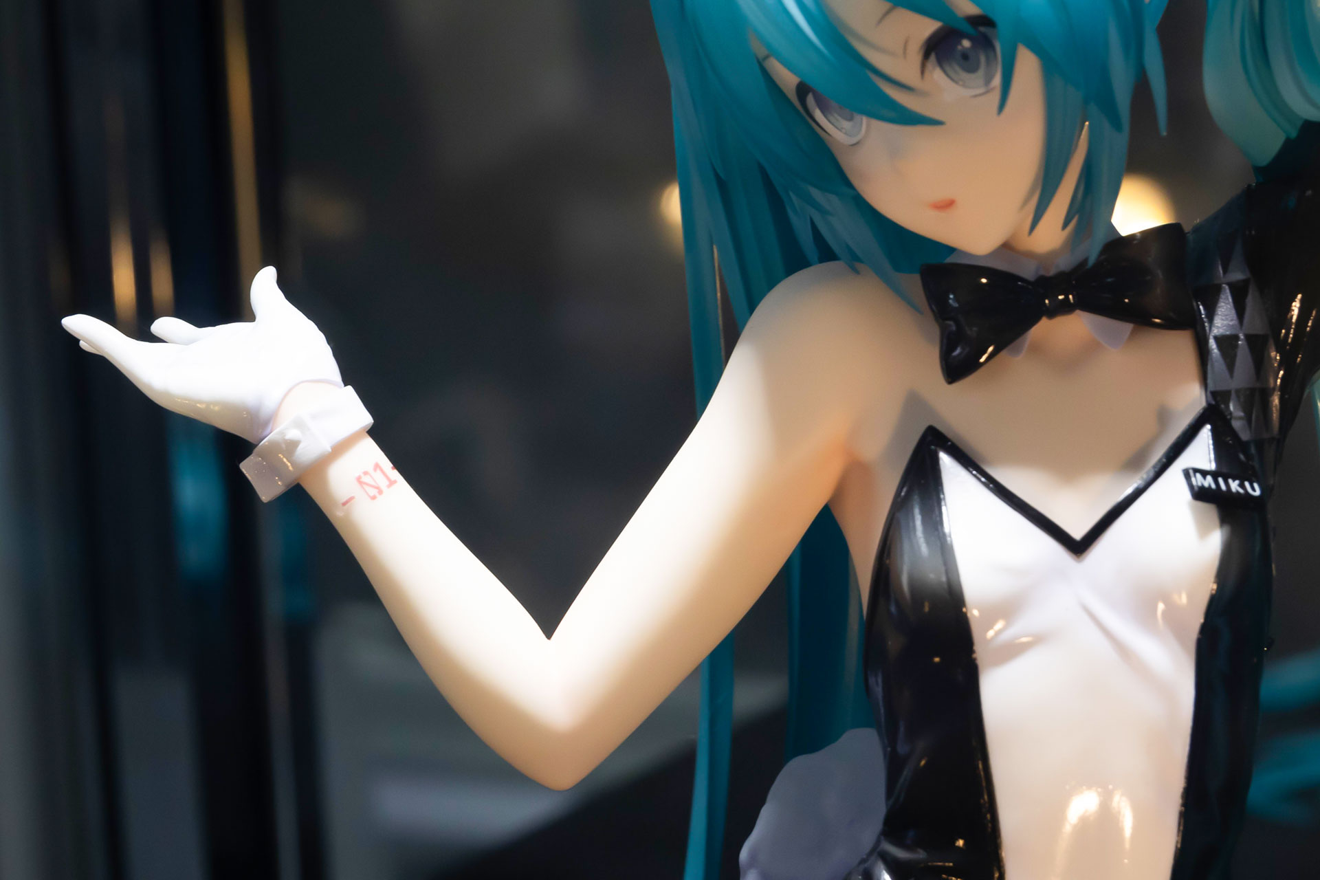 手首あたりに何やら文字が刻まれているのがわかる