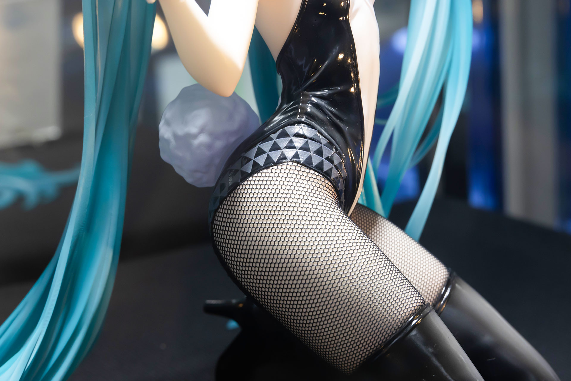 網タイツ部分もかなりリアルな仕上がりだ