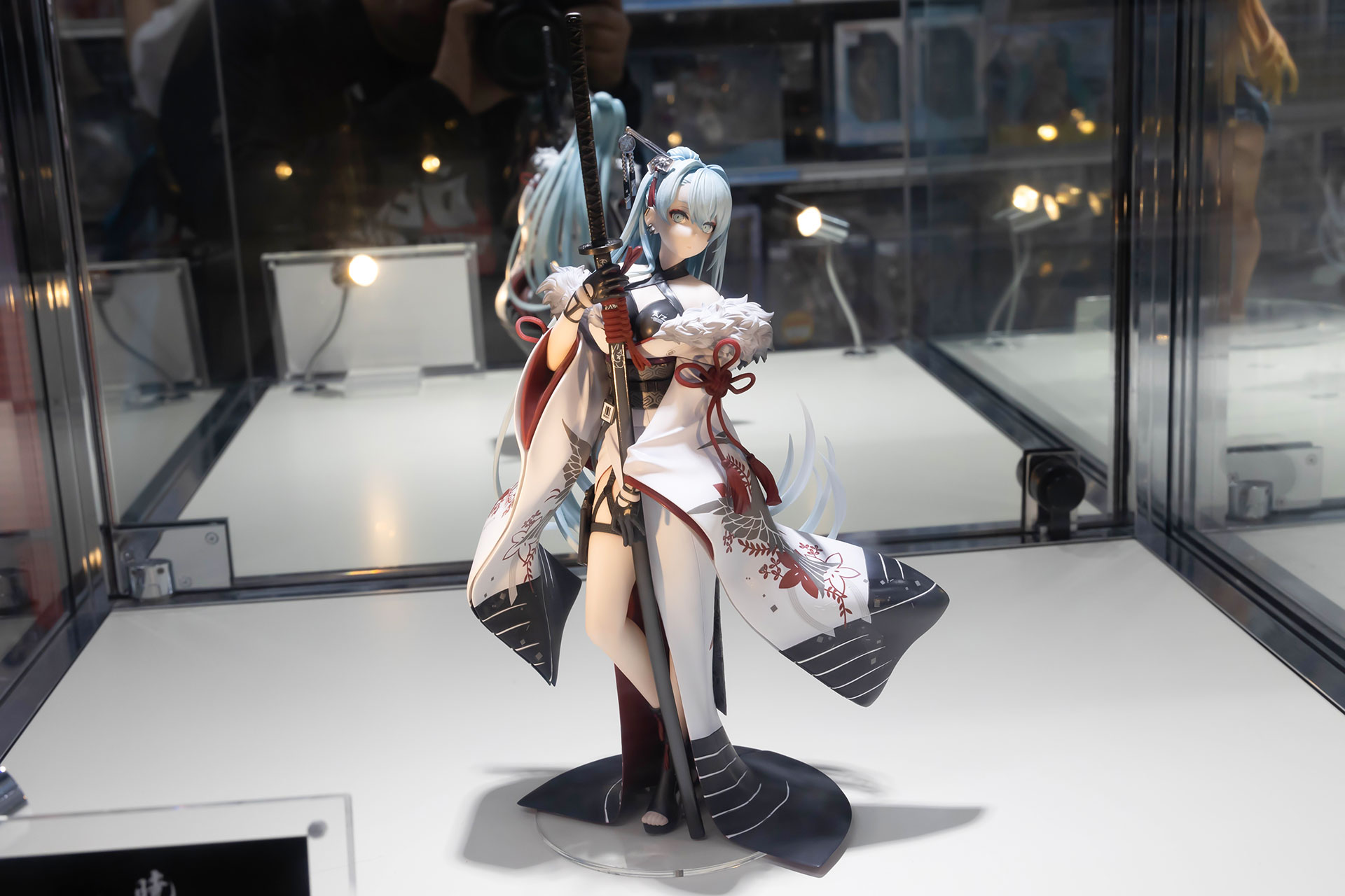 フィギュアの素材はPVCとABS、全高は約257mmだ