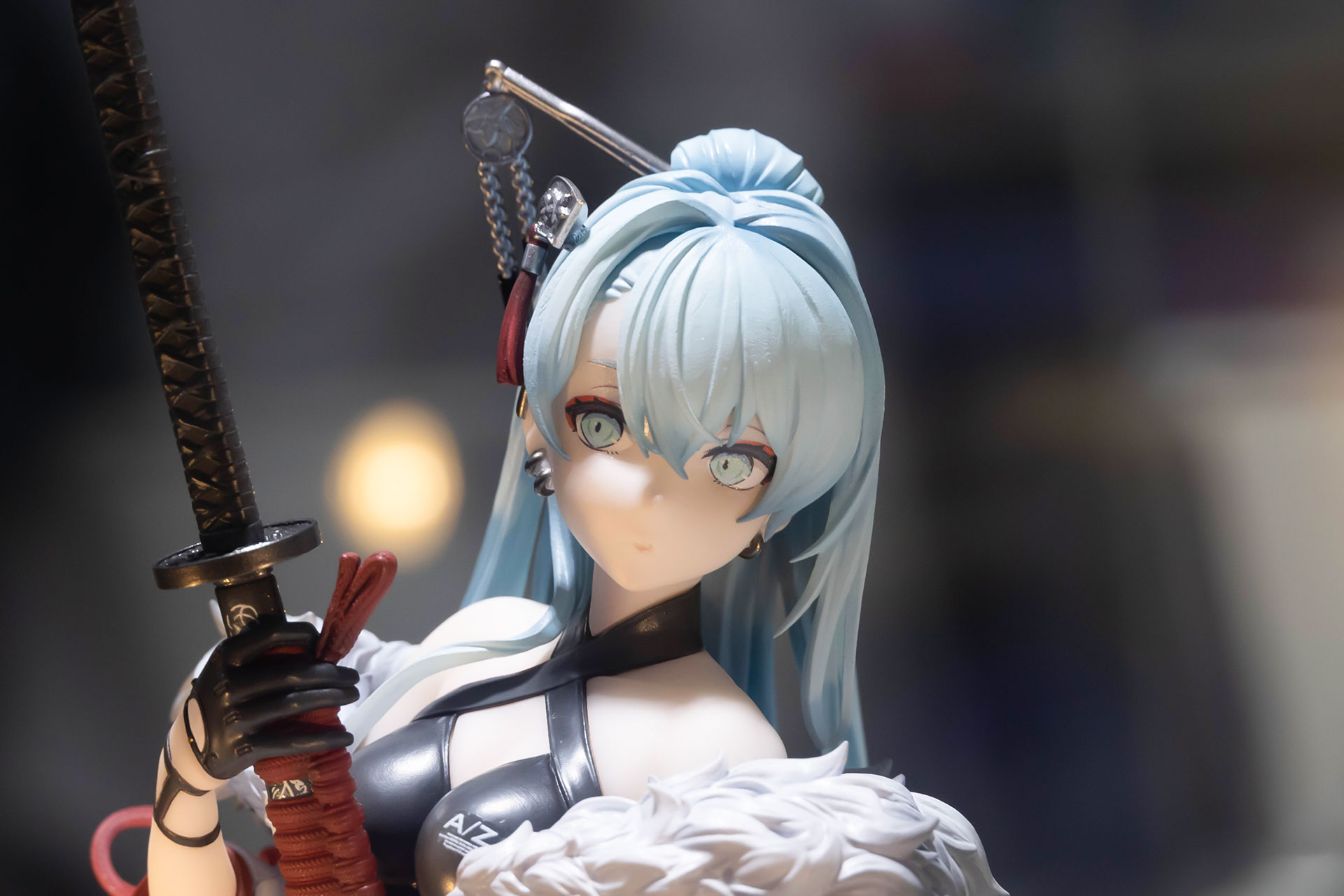 小さく口を閉じた表情がかわいらしい