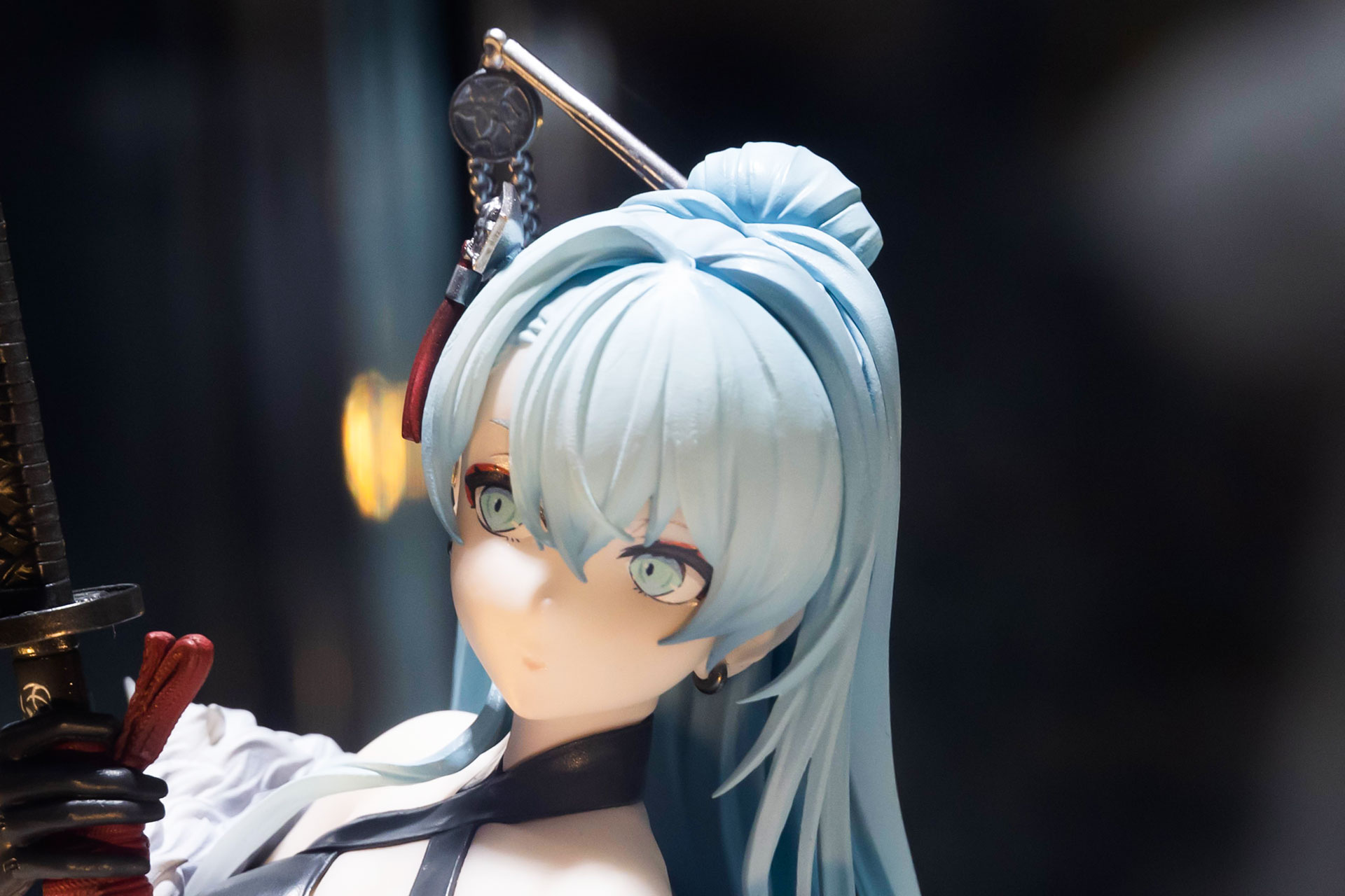 視線の先が気になる不思議な魅力がある