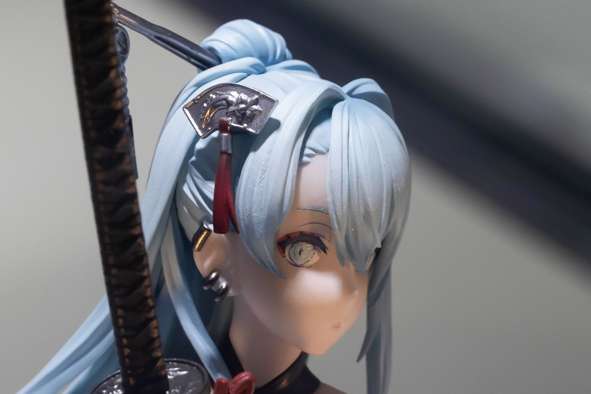 髪には銀色のかんざし、耳にも銀のアクセサリーが付けられている