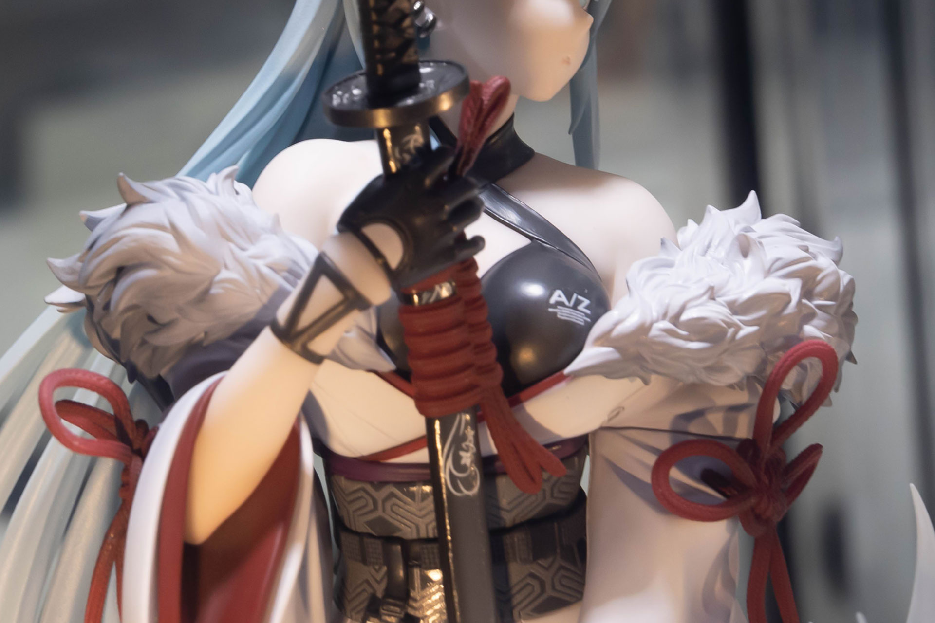 チラリとさらけ出している胸元には、アーマーのようなものが身に付けられている