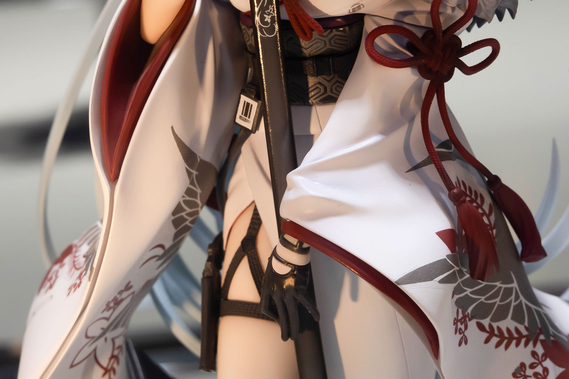 太ももにはガンホルダーを装着しているなど、すぐにでも戦闘態勢に入ることができるスタイルだ