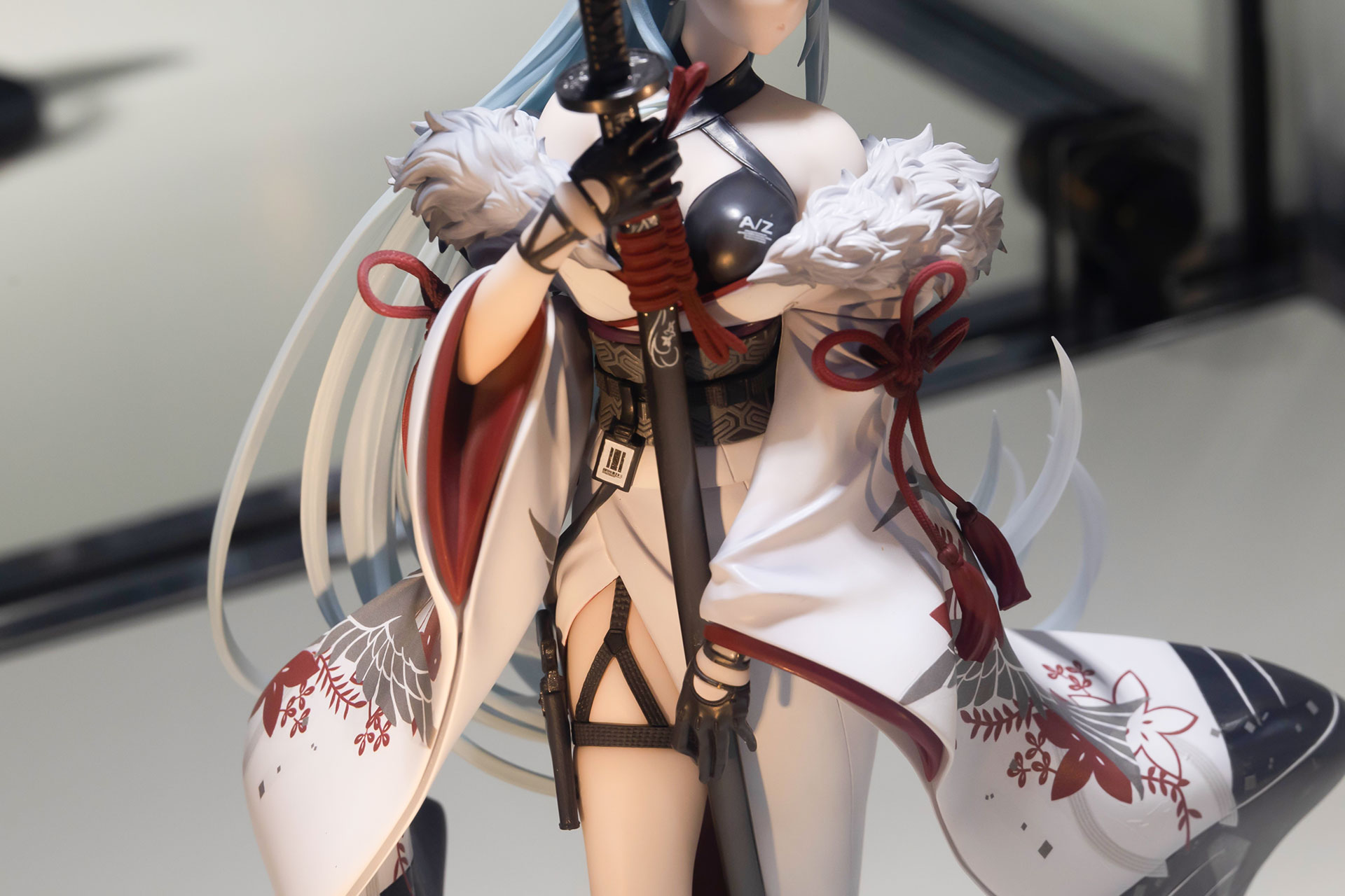 手に持った長い刀も印象的だ