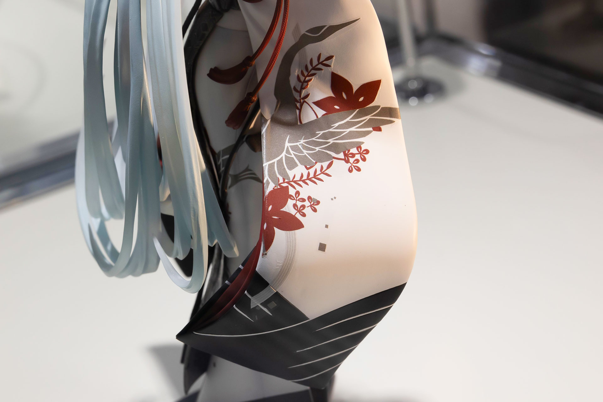 着物部分に描かれたデザインも艶やかだ