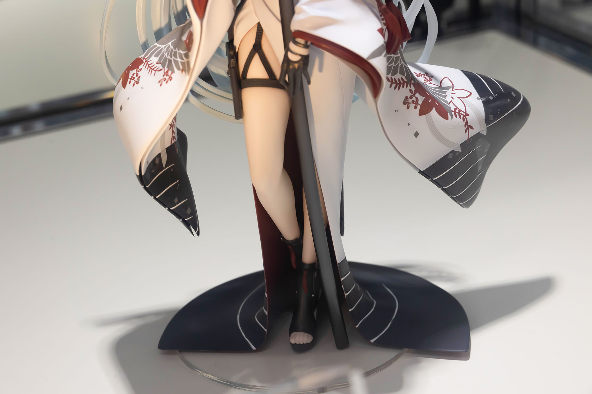 ちらりと見える美しいおみ足もたまりません！