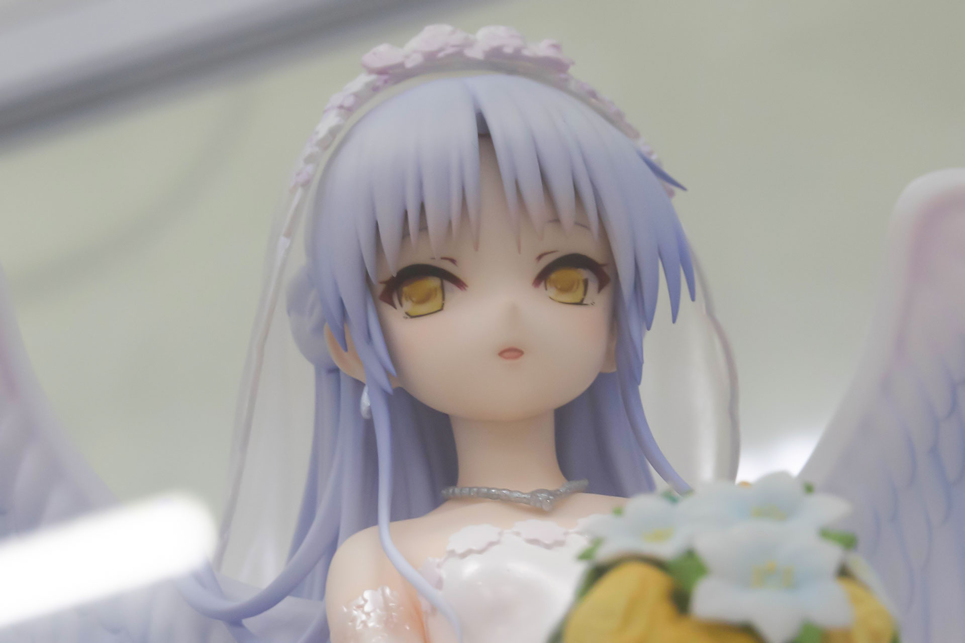 白い素肌に白いウェディングドレスがよく似合っている