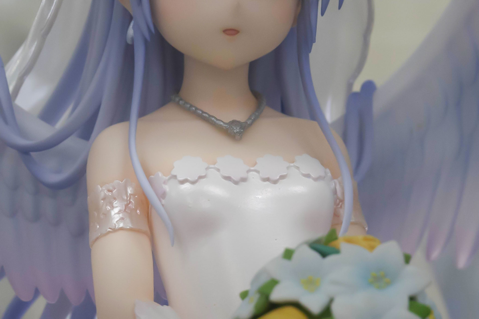 首元や腕に付けたアクセサリーなどもしっかりと作り込まれている