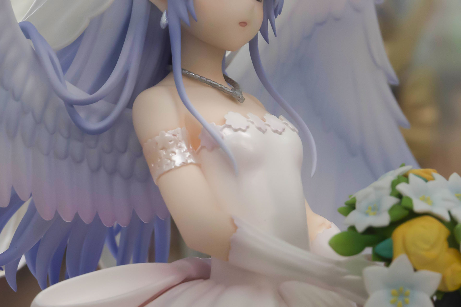 薄紫の髪とグラデーションが掛かった大きな翼、そして白いドレスの色合いも素晴らしい