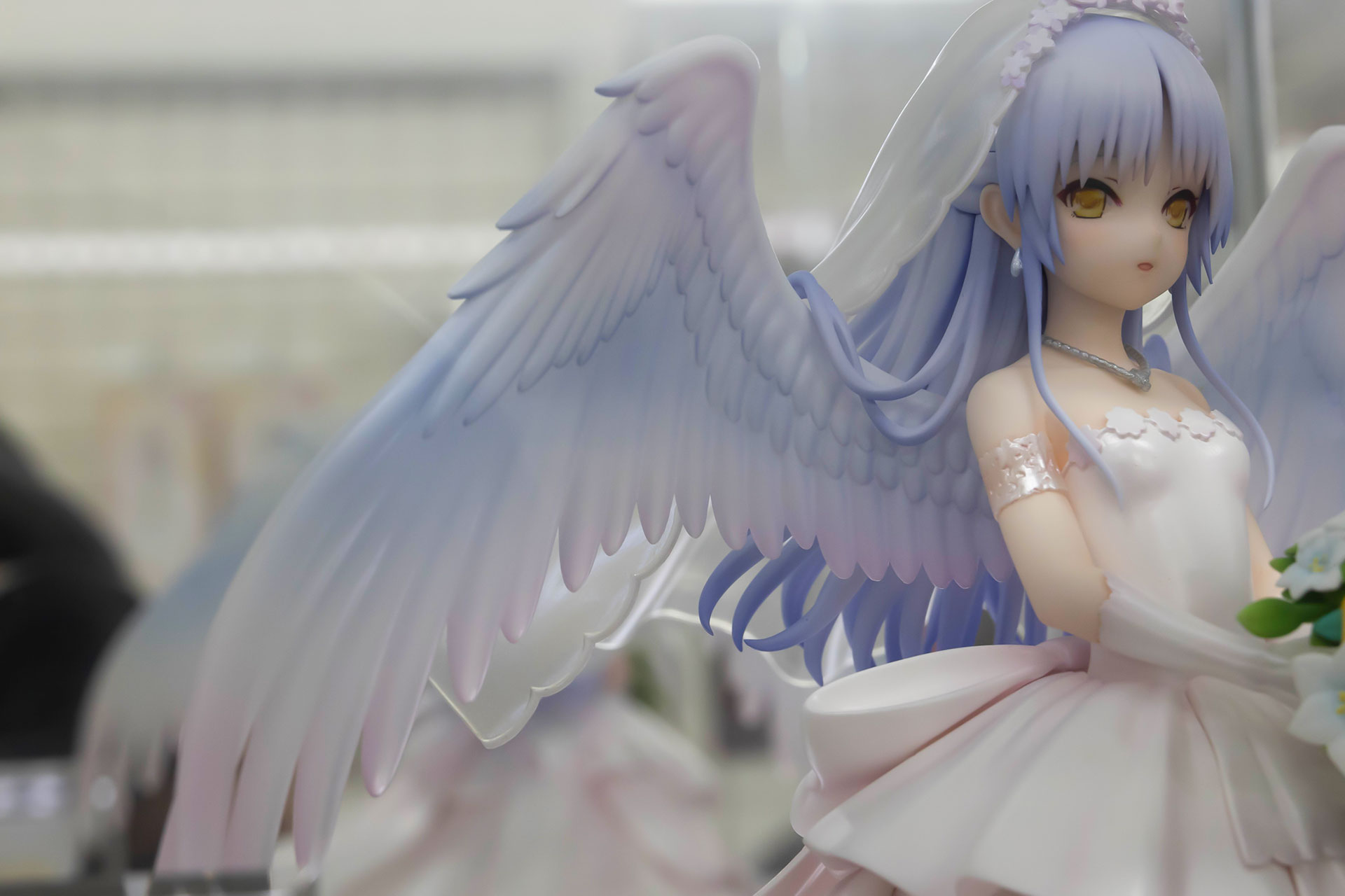 今にも羽ばたきそうな天使らしい大きな翼も見事な仕上がりだ。頭に被ったベールにはクリアパーツが採用されている