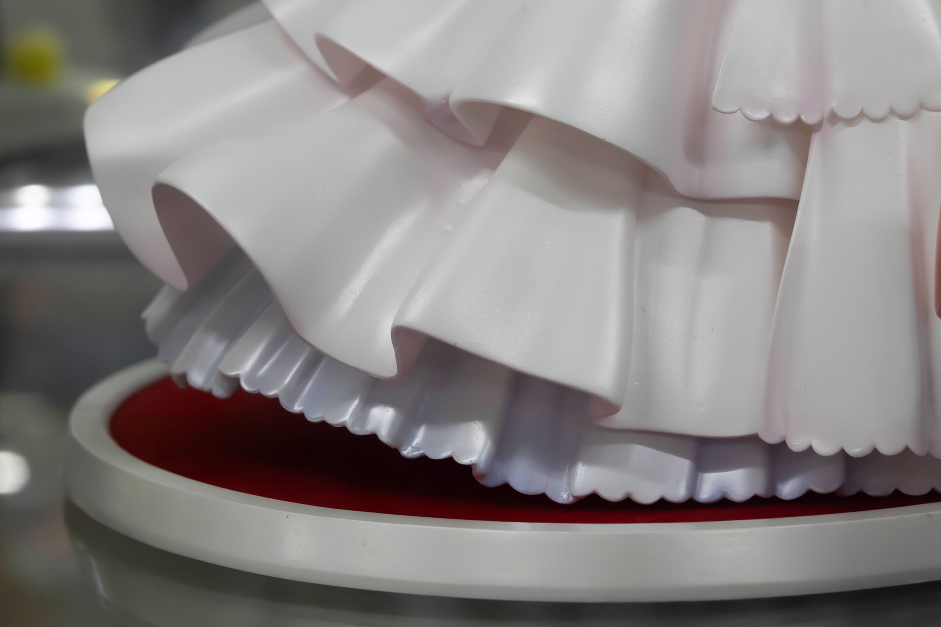 スカート部分でほとんど見えないが、台座部分も赤いマットレスのような質感で、ウェディングの華やかな雰囲気が出ている