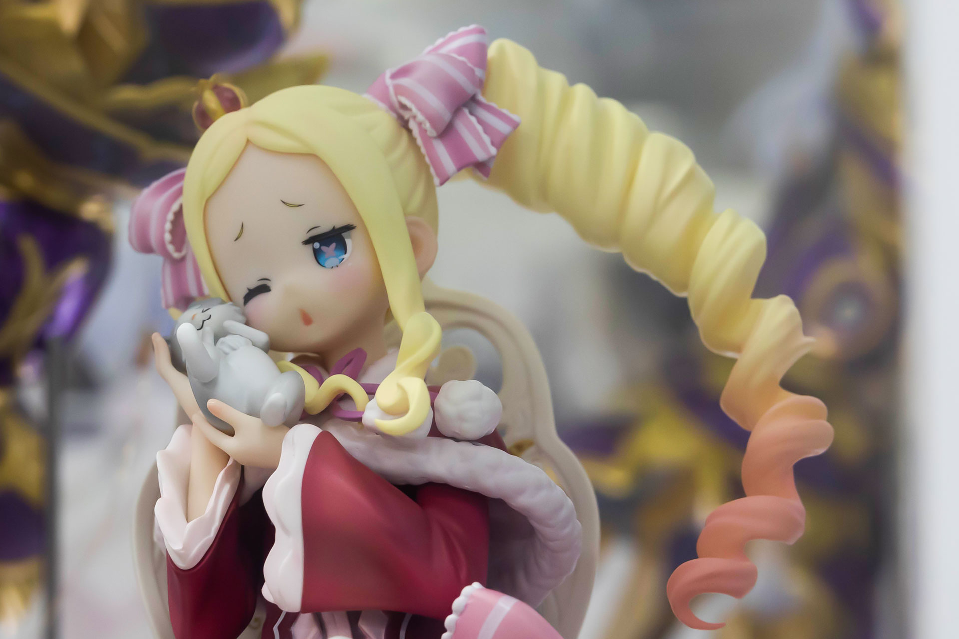 黄色からオレンジ色に変化する髪のグラデーションも美しい