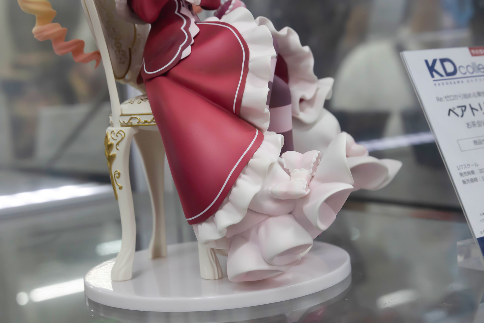 ベアトリスが腰掛けている椅子も、ティーパーティーらしくゴージャスな雰囲気だ