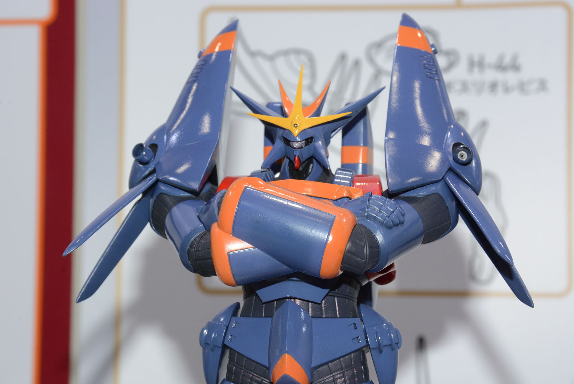 腕は重なっていてアクションフィギュアではできない表現。肩、首の描き方も固定ポーズならではのアレンジが加えられている