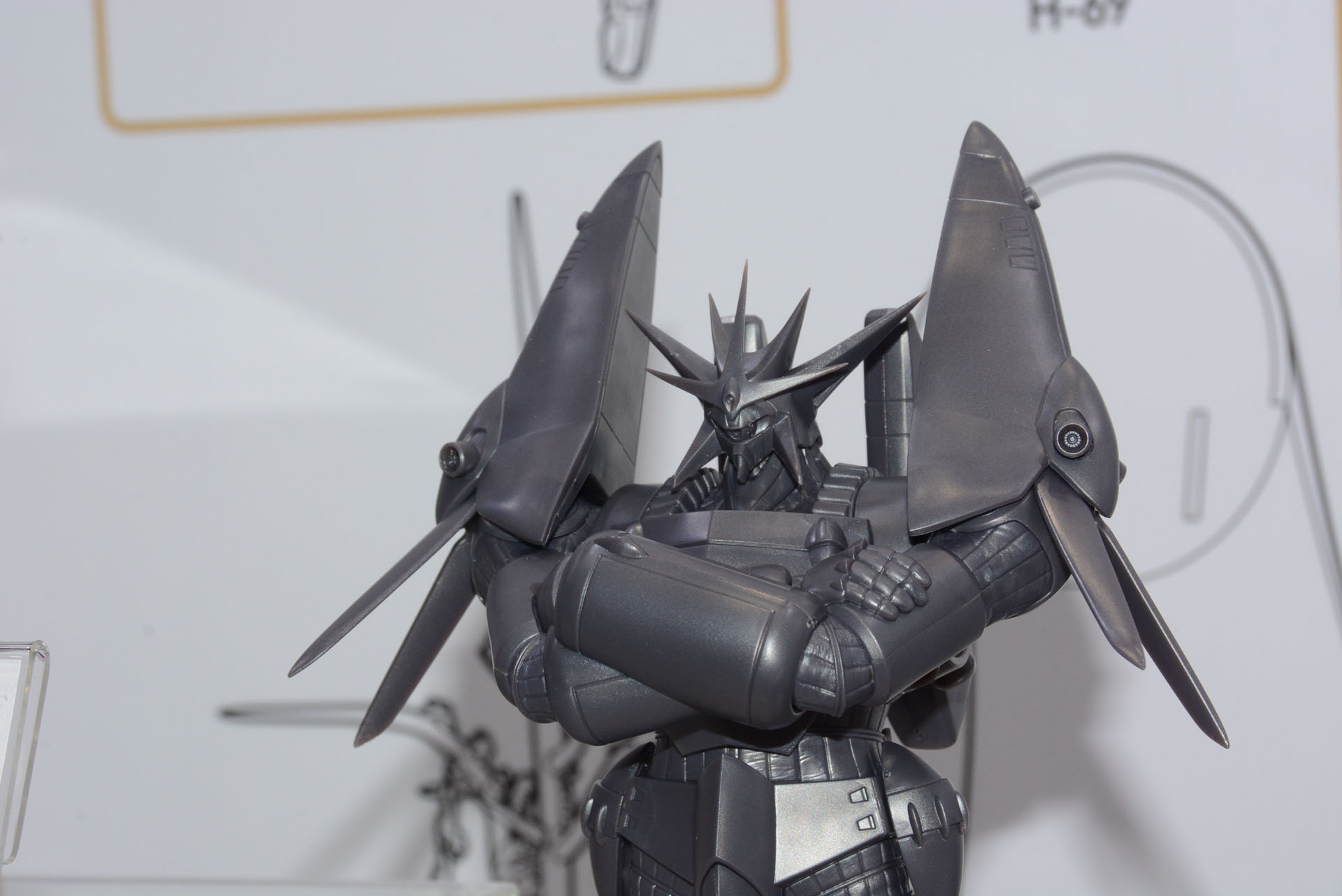 黒く、重量感を感じさせながらも、ディテールが潰れない明るさを考えたという成型色