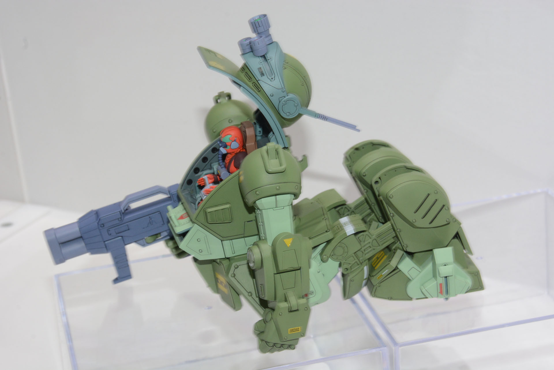 タカラ版にはなかった降着機構。これまでのウェーブのプラモデルの技術が活かされている